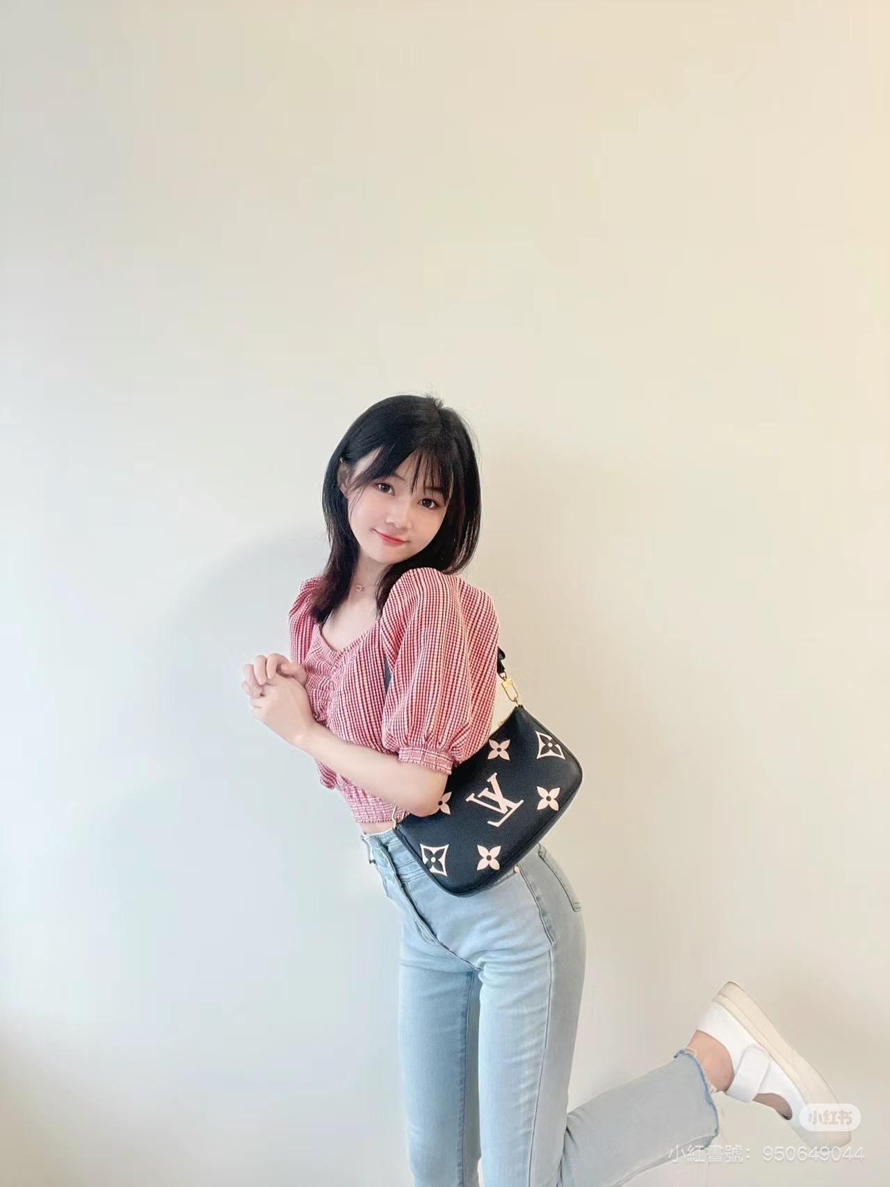 LV 黑色絲印壓紋皮革 Multi MULTI POCHETTE ACCESSOIRES 四合一麻將包 多種背法 24cm