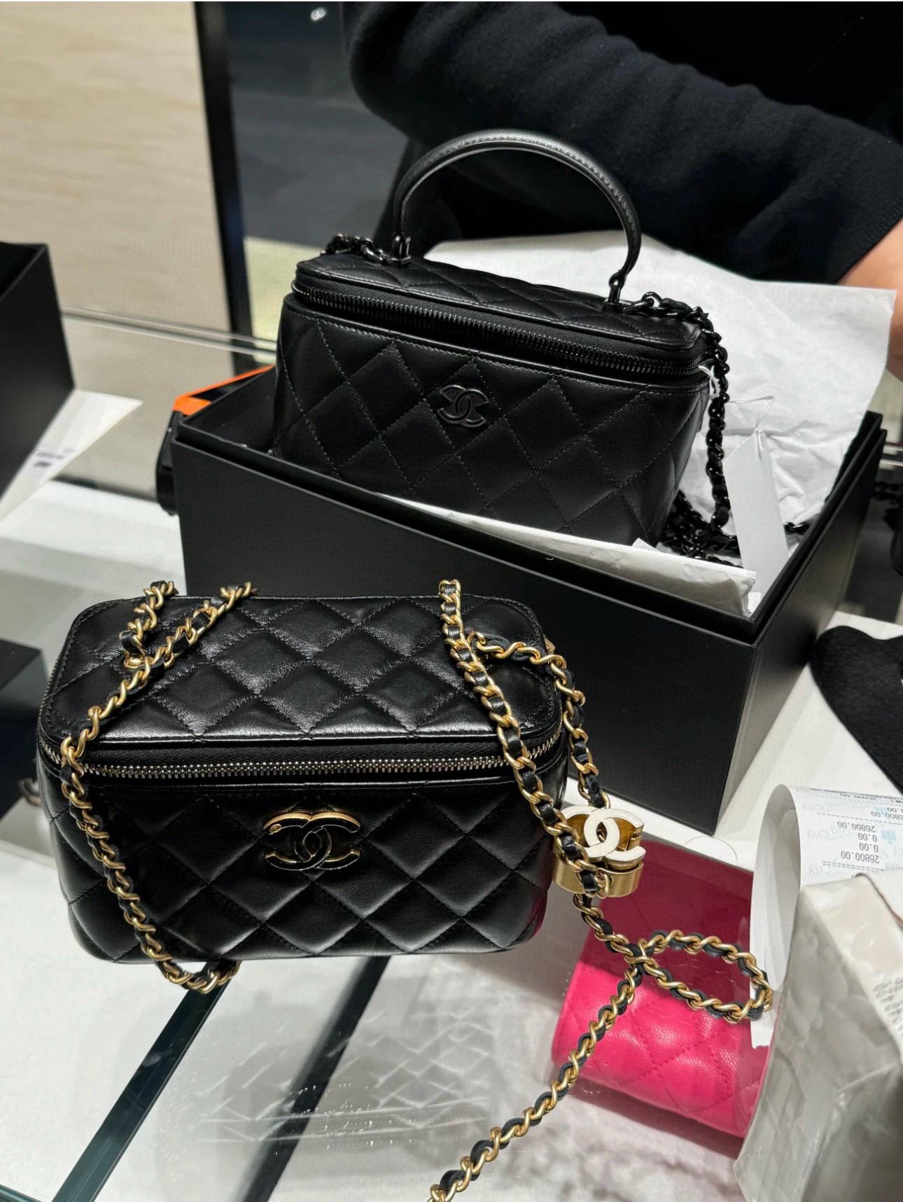 CHANEL 24A手工坊系列 黑色小羊皮可調節雙C琺瑯釦長盒子 化妝盒 17cm