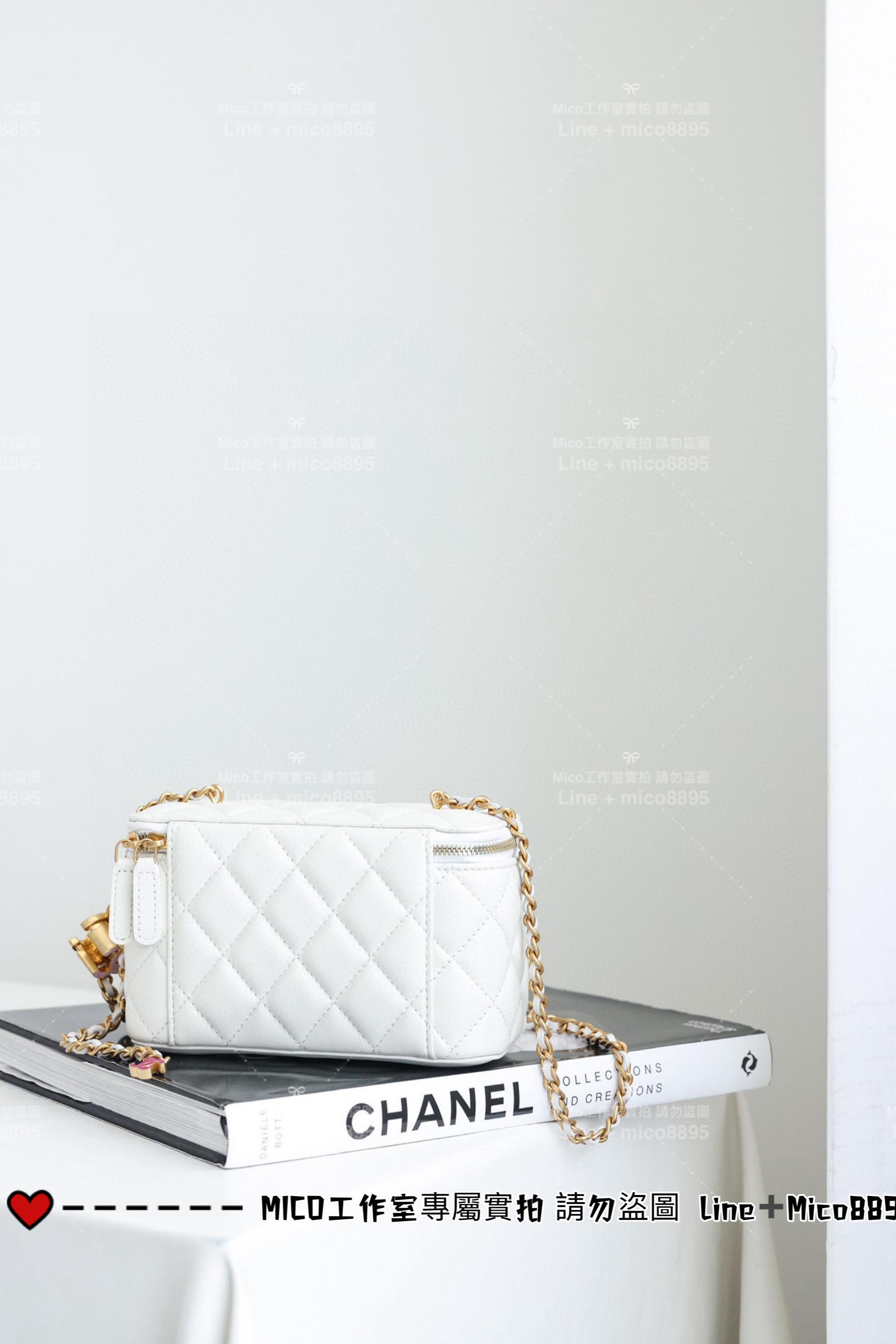 CHANEL 24A手工坊系列 白色小羊皮可調節雙C琺瑯釦長盒子 化妝盒 17cm