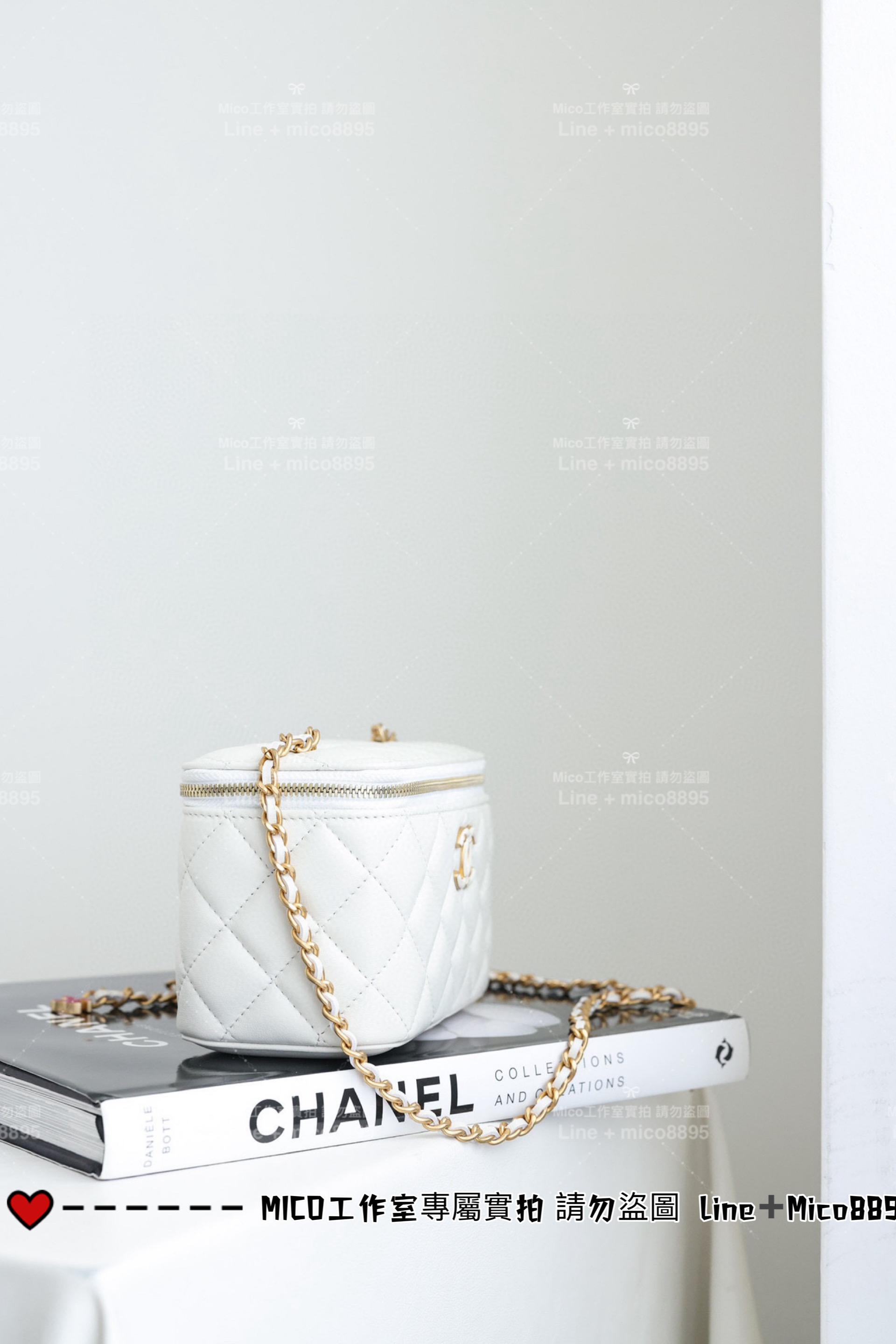 CHANEL 24A手工坊系列 白色小羊皮可調節雙C琺瑯釦長盒子 化妝盒 17cm