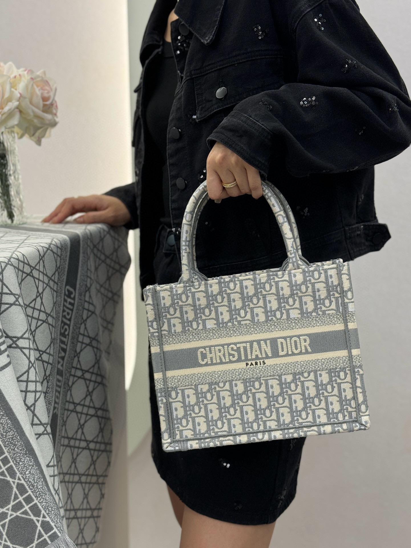 Dior 字母刺繡兩色 BookTote 小號刺繡托特包/手提包 26.5cm