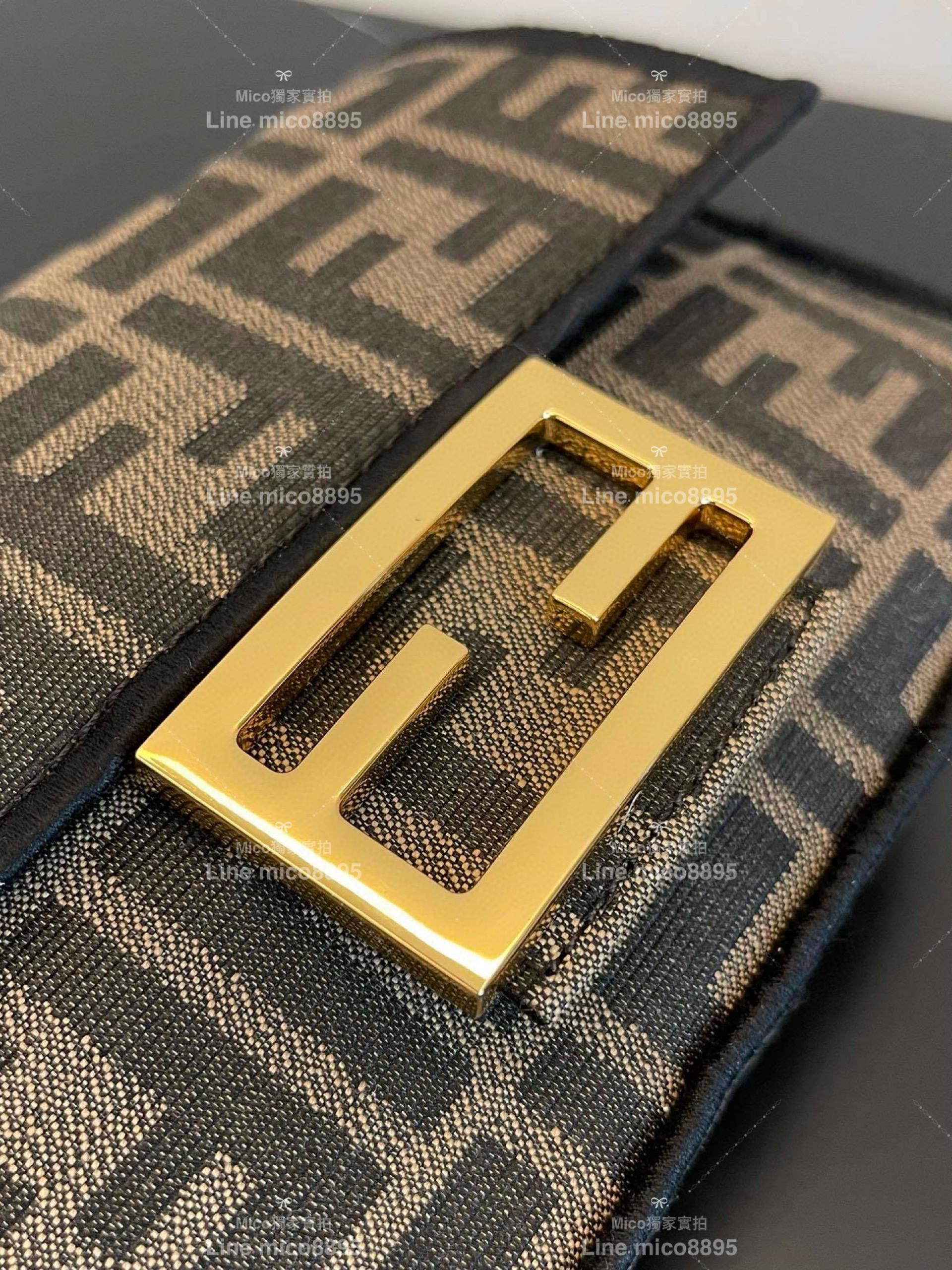 Fendi 標誌性經典棕色FF老花法棍包/Baguette FF logo 斜跨包 19cm