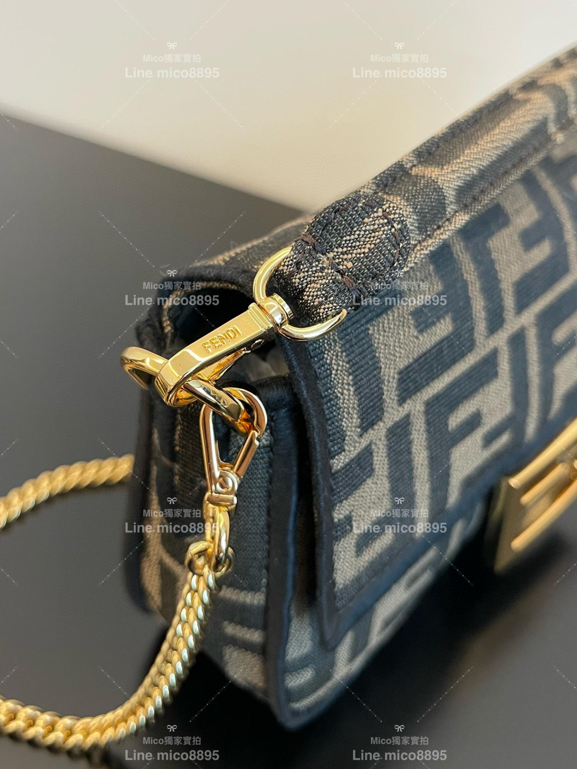 Fendi 標誌性經典棕色FF老花法棍包/Baguette FF logo 斜跨包 19cm