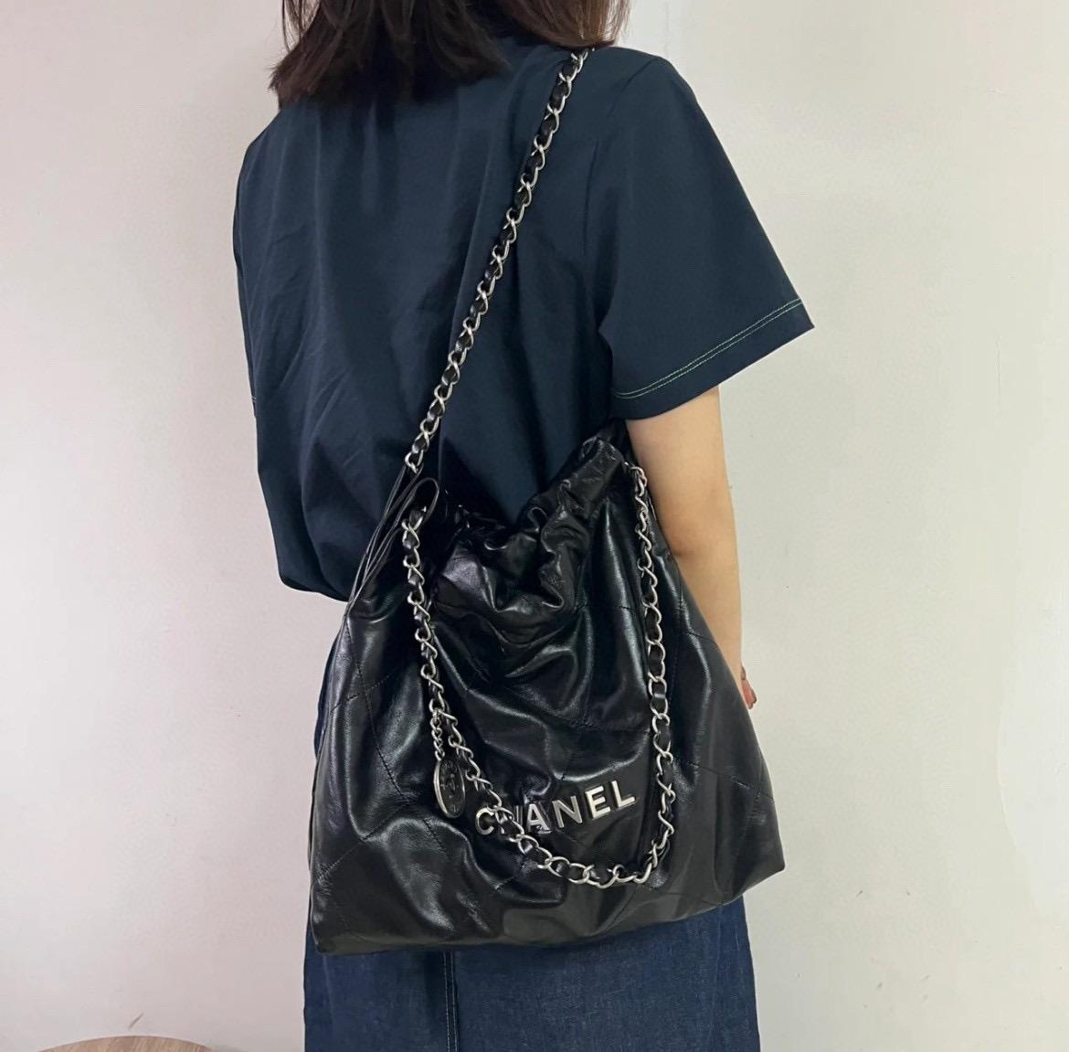 Chanel 小號 黑色牛皮 真皮/銀釦/金釦 22BAG 22包 購物袋/垃圾袋 尺寸：𝟥𝟧*𝟥𝟩*𝟩 𝖼𝗆