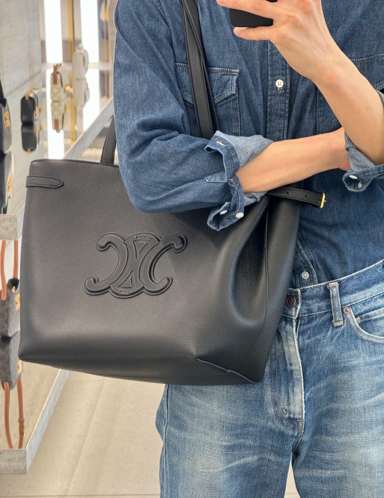 Celine 24新品 中號/浮雕凱旋門粒面牛皮托特包 Tote包 實用通勤款 尺寸：54x29.5x15cm 四個色