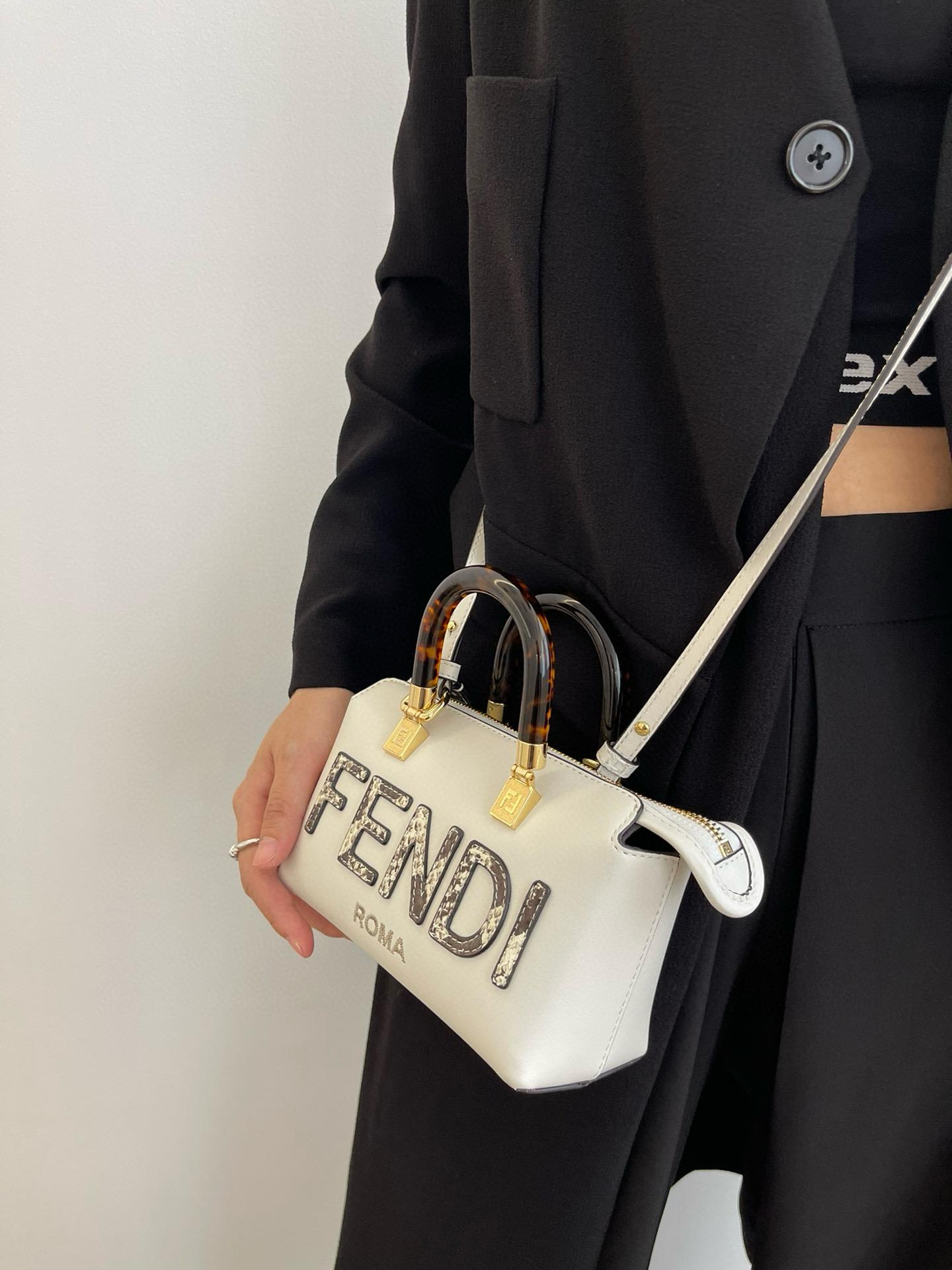 FENDI 真皮 白色配蛇皮Mini ByThe Way 迷你包 /枕頭包 17*18CM