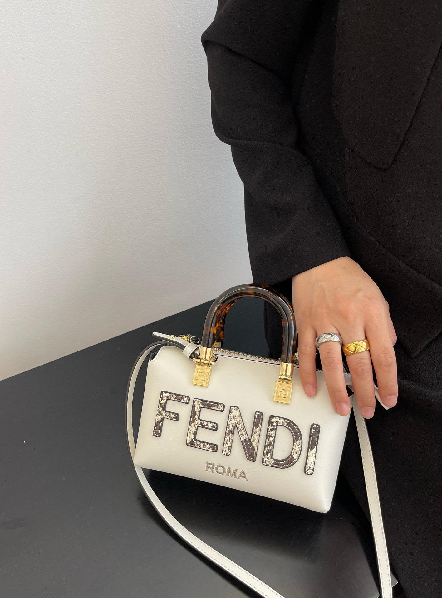 FENDI 真皮 白色配蛇皮Mini ByThe Way 迷你包 /枕頭包 17*18CM