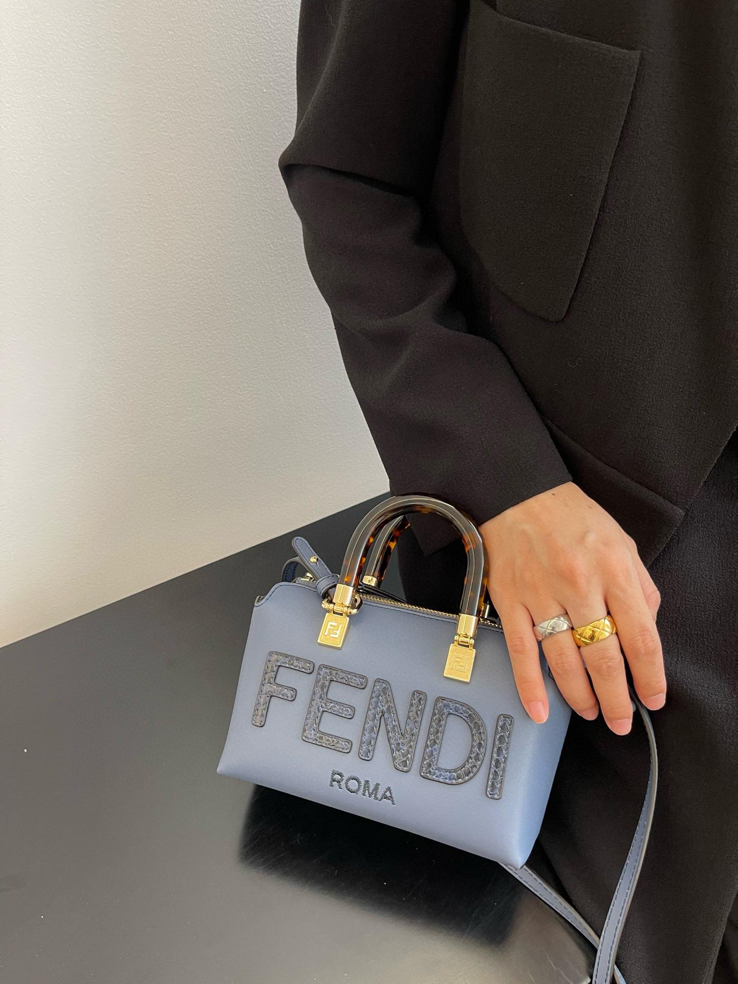 FENDI 真皮 白色配蛇皮Mini ByThe Way 迷你包 /枕頭包 17*18CM