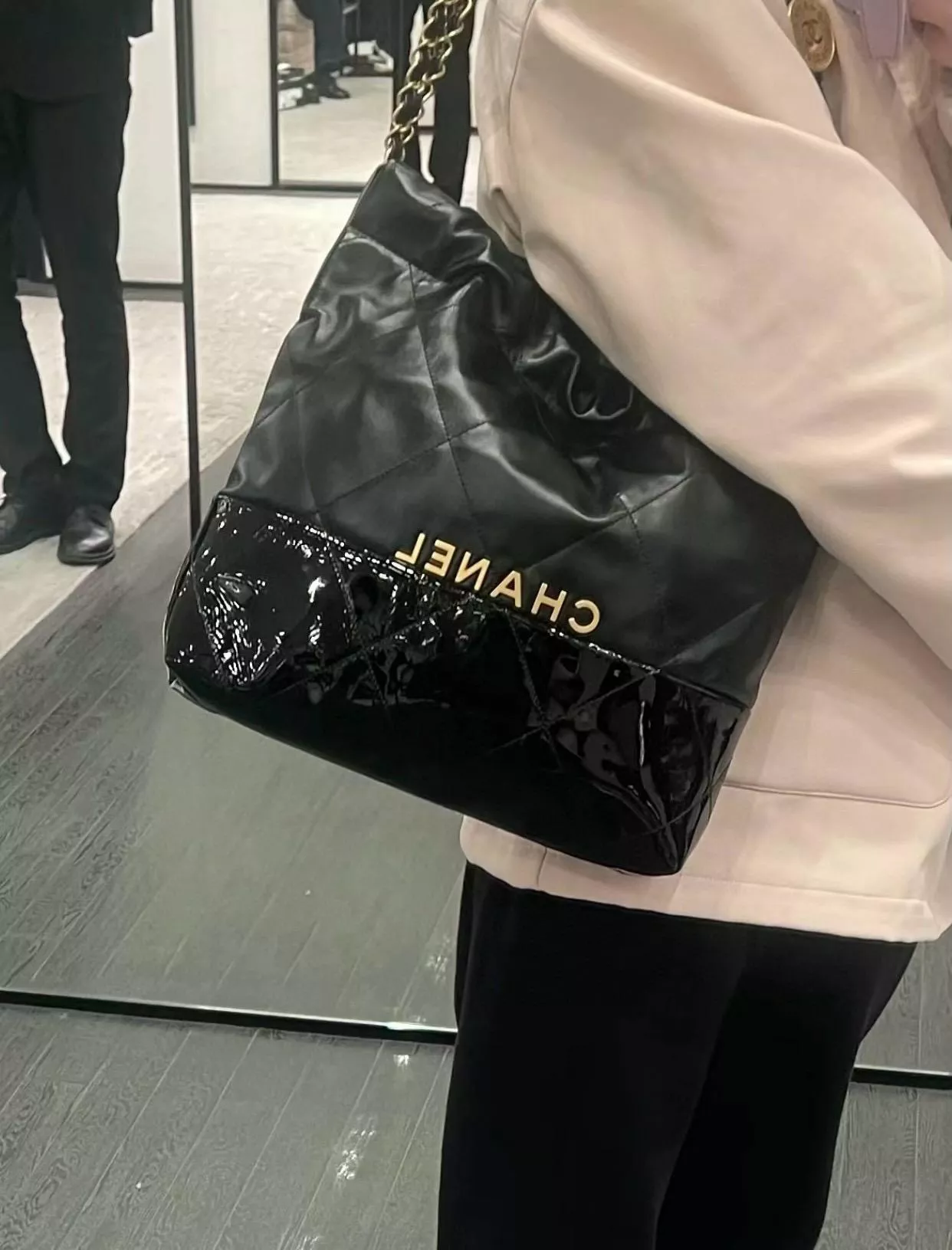 Chanel 拼接亮黑漆皮 𝟤𝟤Bag 22包 購物袋 小號 35cm