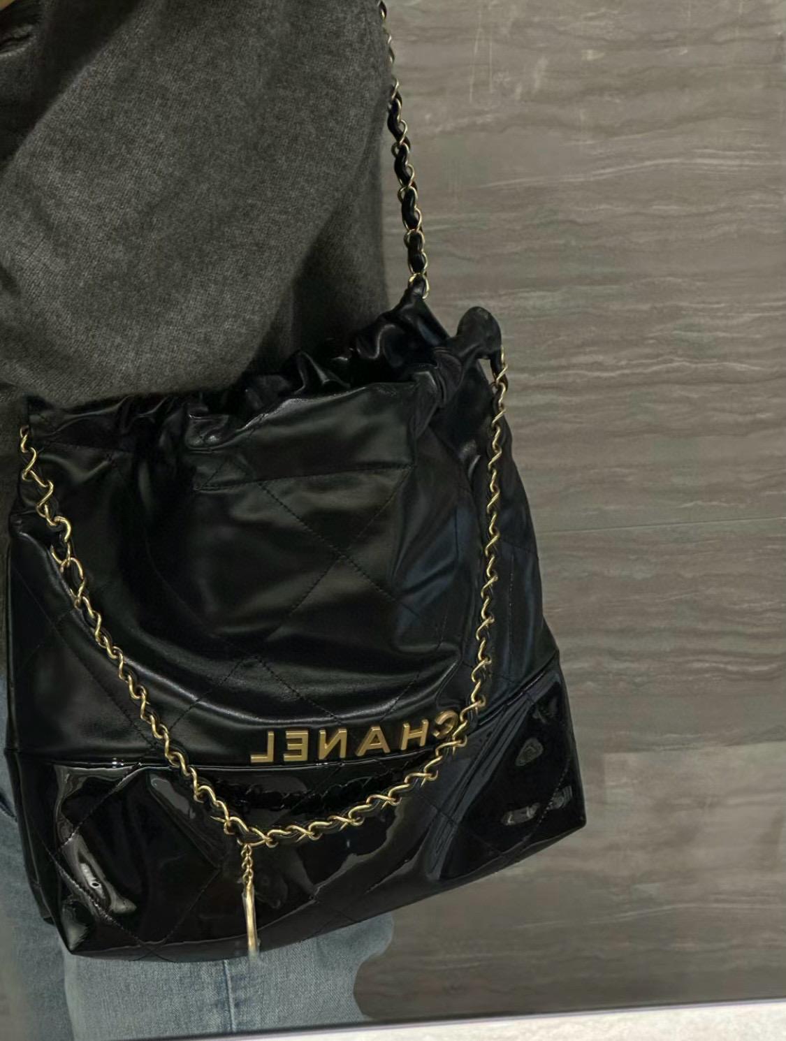 Chanel 拼接亮黑漆皮 𝟤𝟤Bag 22包 購物袋 小號 35cm