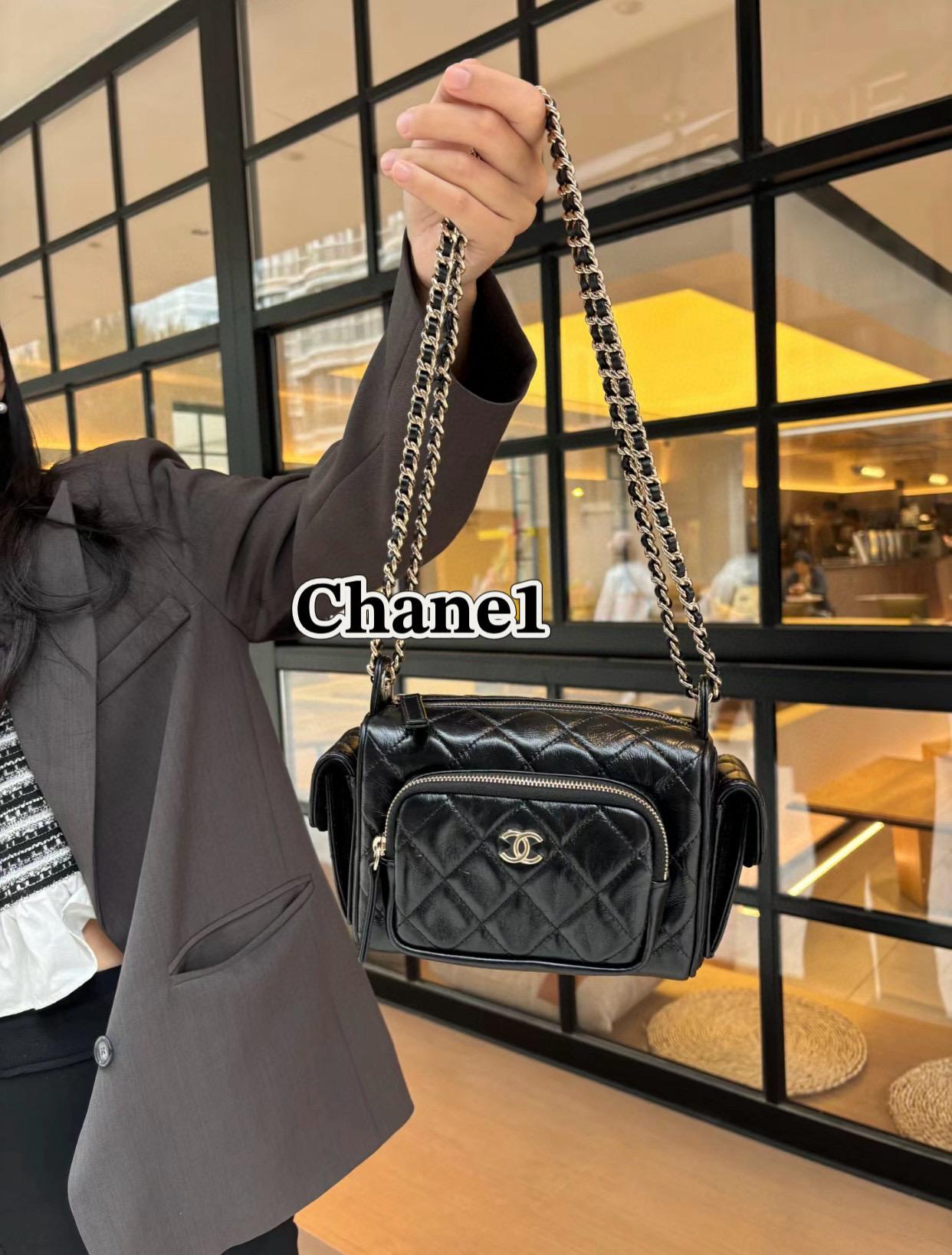 Chanel 2𝟰𝗞 秋冬系列🍃 復古雙口袋相機包 小號 黑色 小羊皮 23*13cm