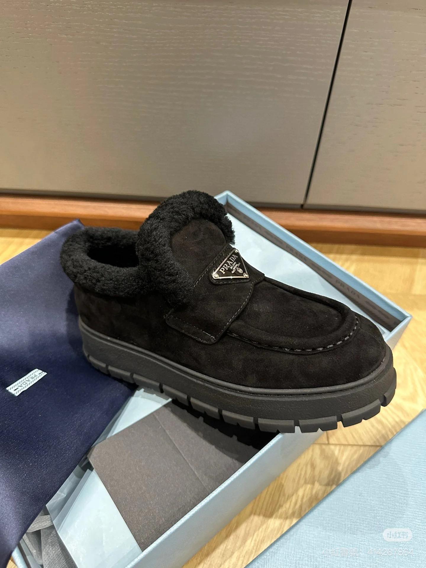 PRADA 秋冬款（ 兩色）羊毛裡金屬標厚底樂福鞋 休閒鞋 35-40 底厚5cm