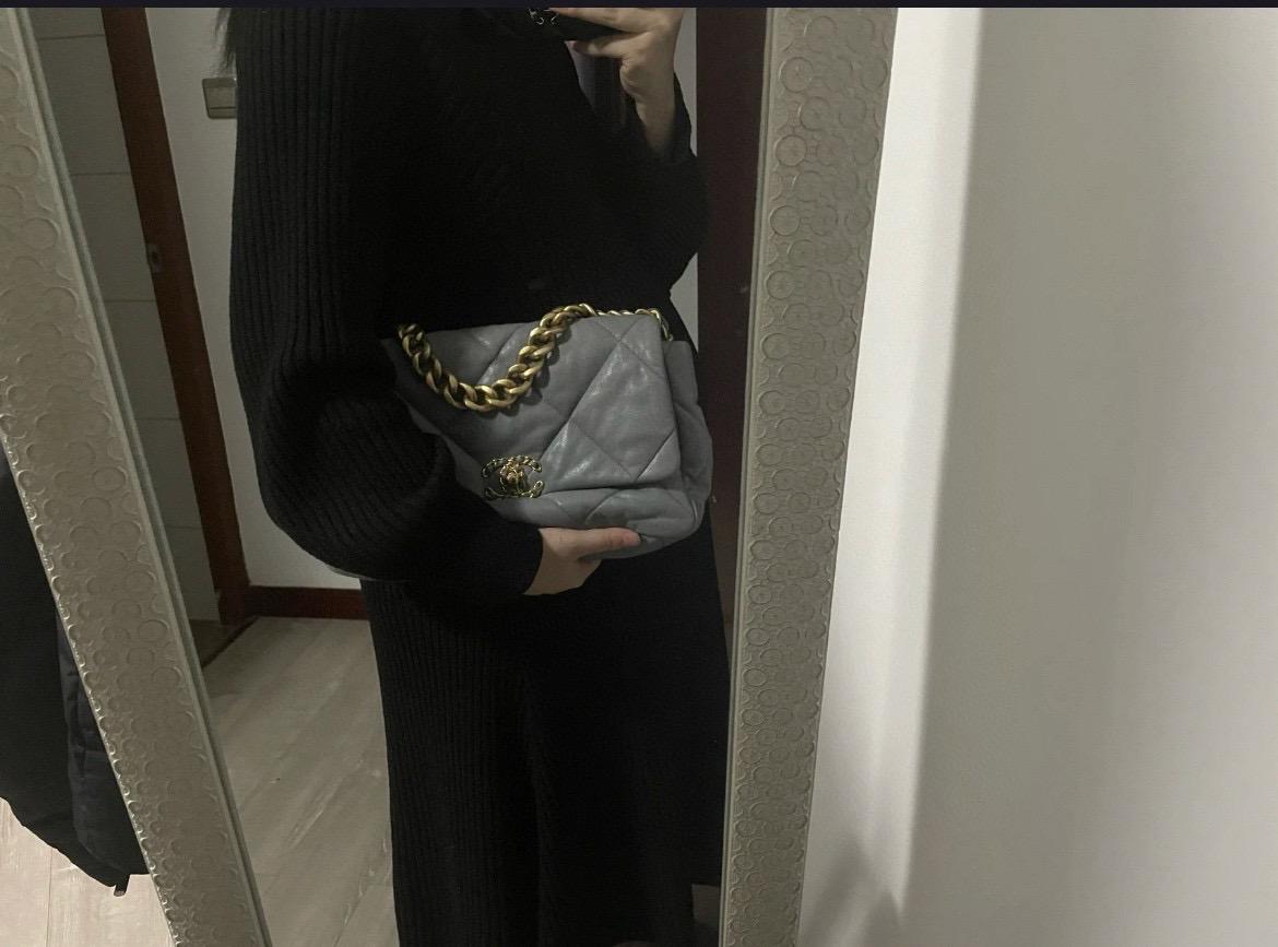 CHANEL｜季節款限定色 淺灰色/中號 30cm 19Bag 19包 枕頭包 綿羊皮