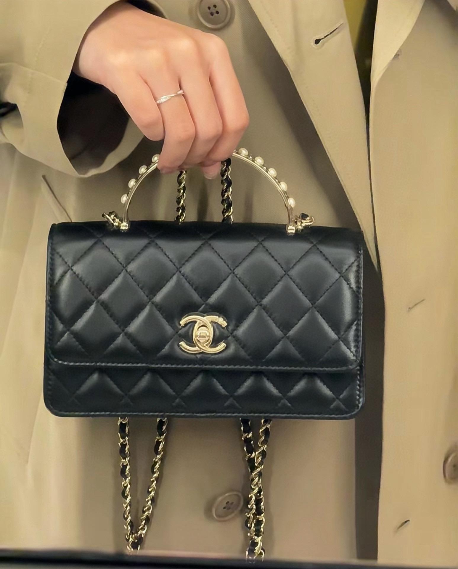 CHANEL｜24SS 黑色/白色 小羊皮菱格珍珠手提風琴包 19cm