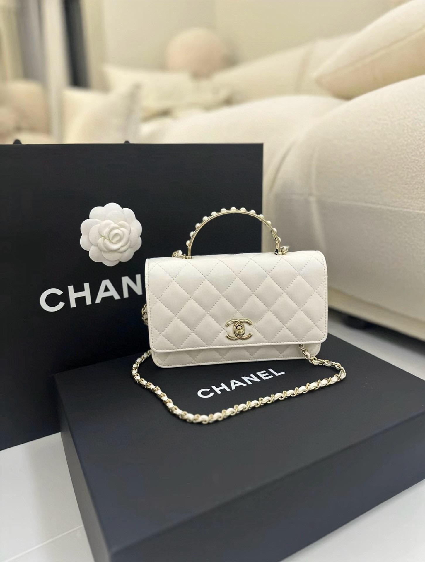 CHANEL｜24SS 黑色/白色 珍珠手提系列 小羊皮菱格紋 WOC 19cm