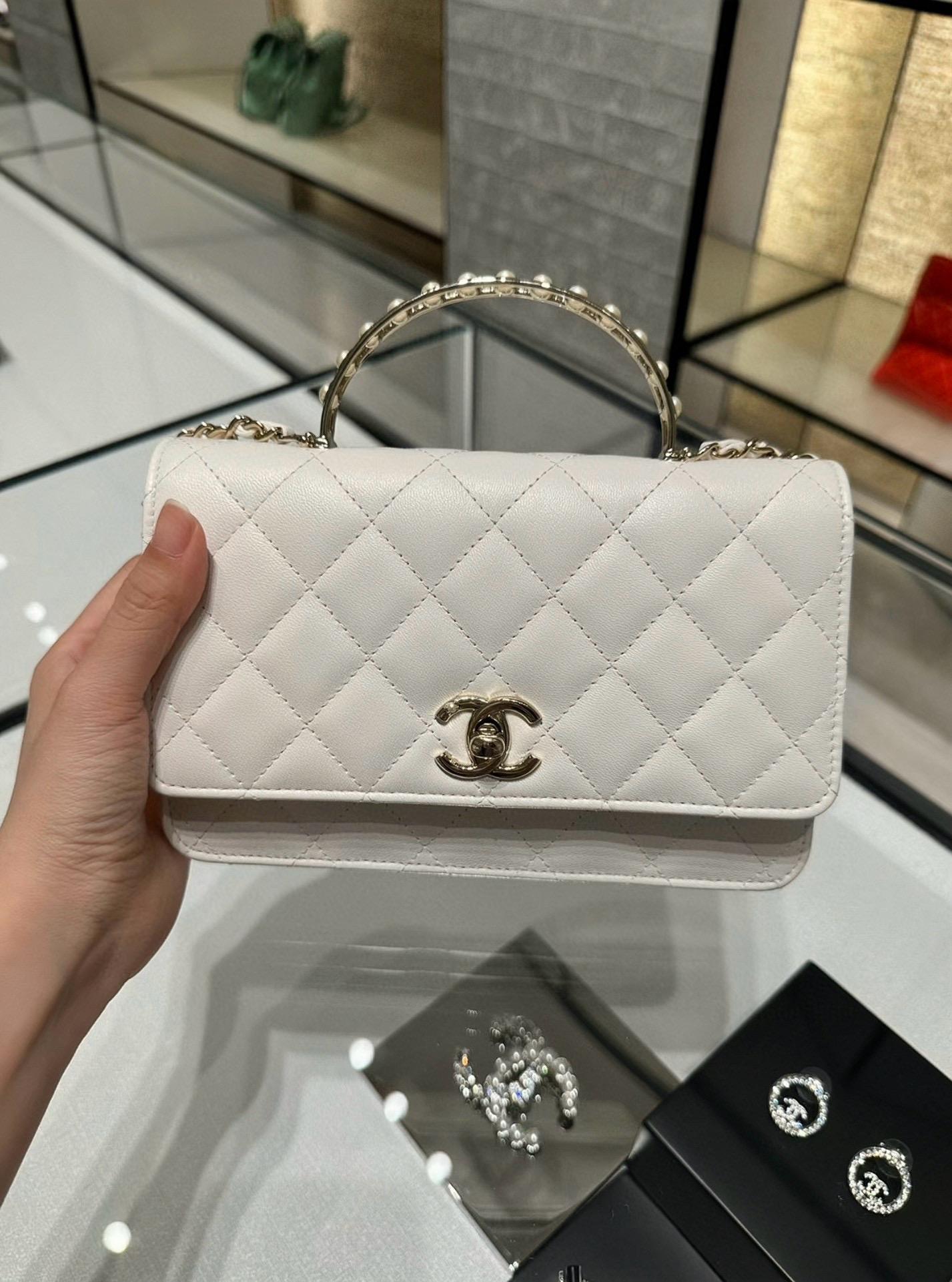 CHANEL｜24SS 黑色/白色 珍珠手提系列 小羊皮菱格紋 WOC 19cm