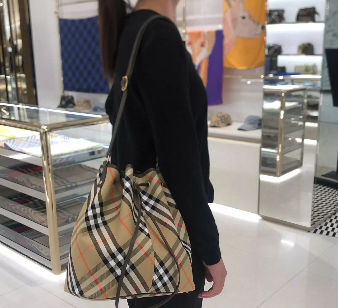 Burberry 杏色/黑色 兩色 經典品牌格紋抽繩水桶包 大號 27cm （無盒）