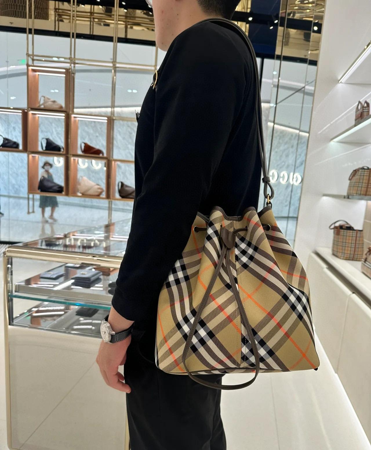 Burberry 杏色/黑色 兩色 經典品牌格紋抽繩水桶包 大號 27cm （無盒）