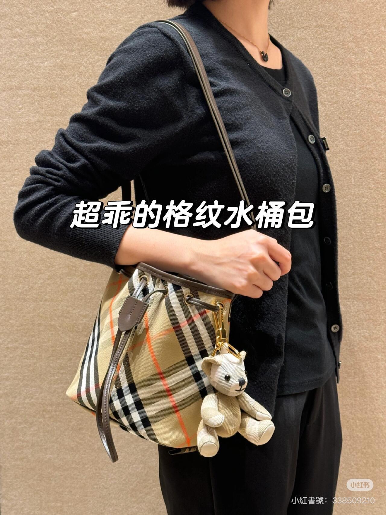 Burberry 杏色/黑色 兩色 經典品牌格紋抽繩水桶包 小號 17*20cm