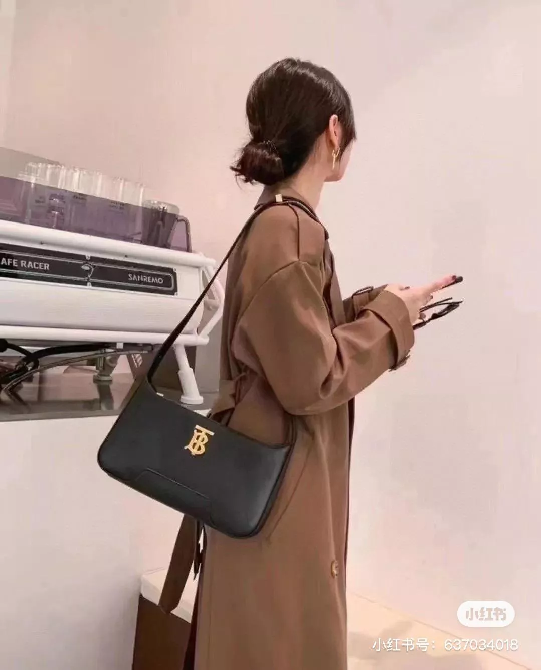 Burberry 黑色牛皮 TB Shoulder Bag 低調簡約款 27cm