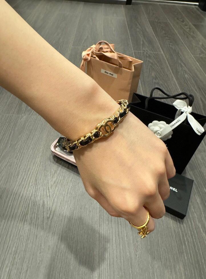 Chanel 24K 日常配戴款 黑金色穿皮開口手鐲