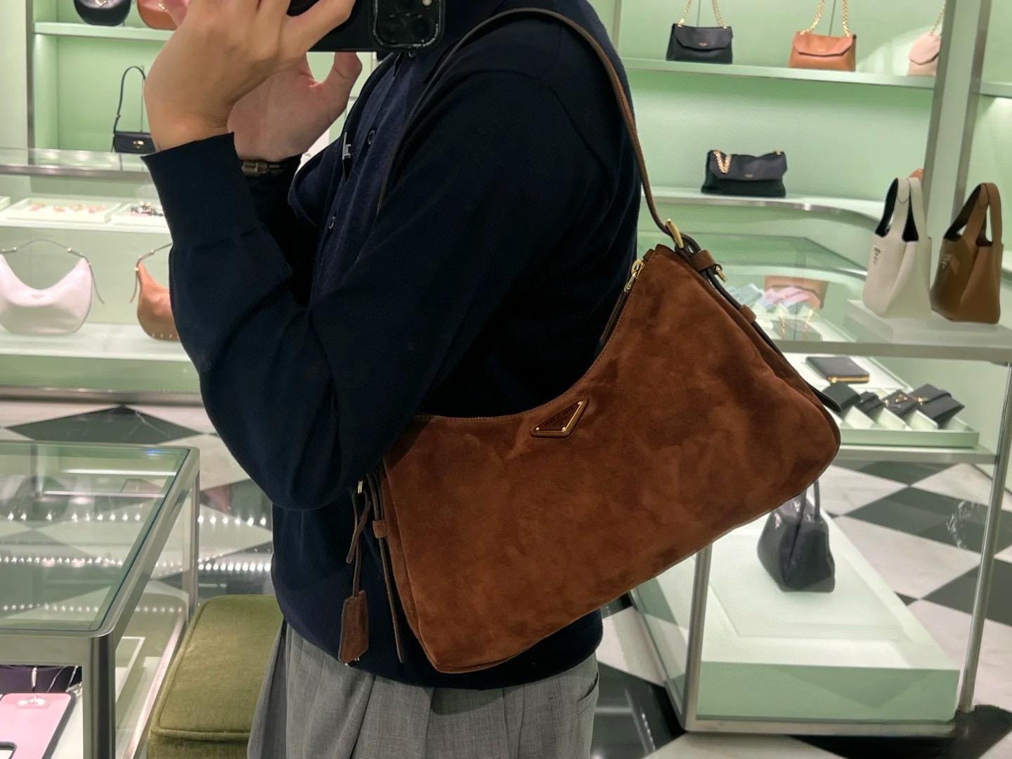 PRADA 24秋冬系列 絨毛兩色 大號/39cm Aimée手袋 Hobo肩背包 腋下包