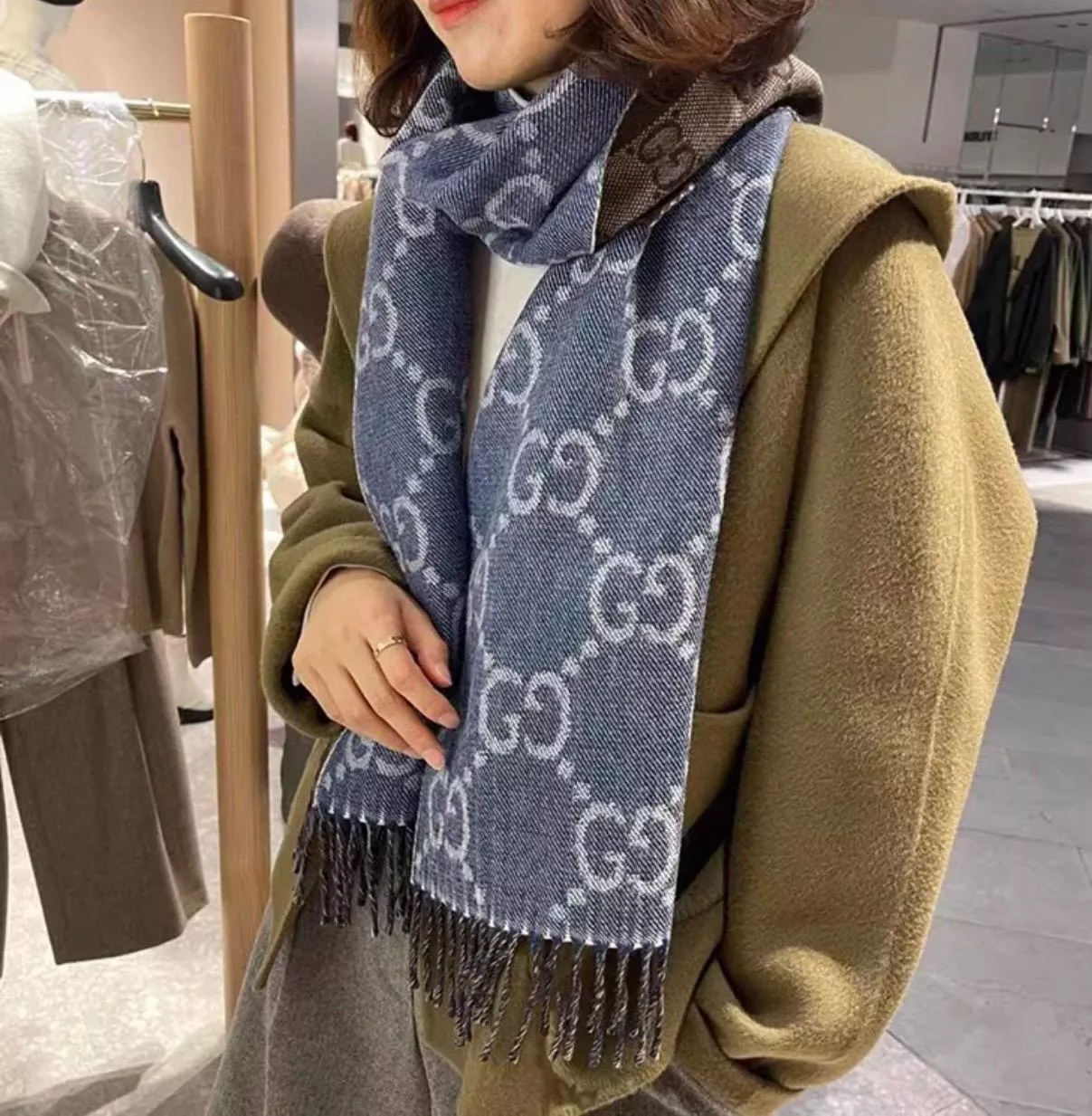 GUCCI 雙面羊毛圍巾 牛仔x咖 𝚂𝙸𝚉𝙴：194x34cm 羊毛材質