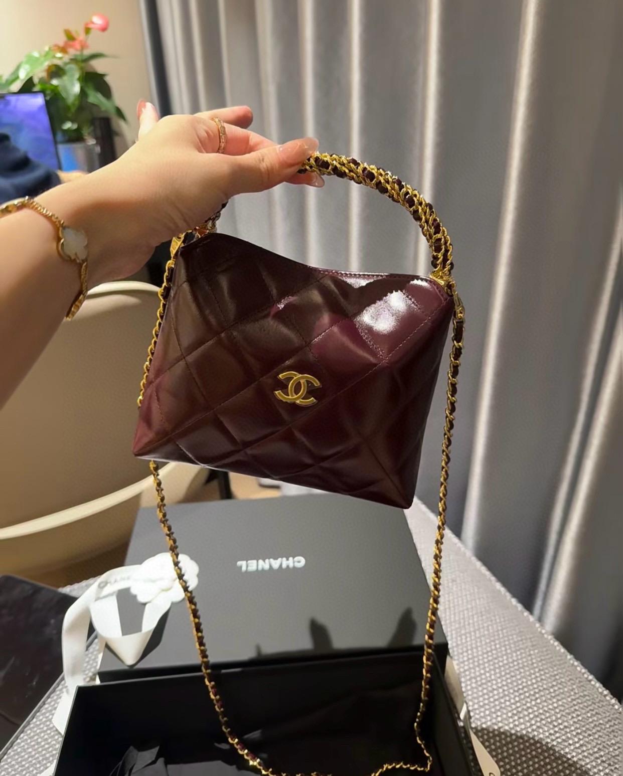 Chanel 24B 秋冬款 黑色/酒紅色 小羊皮 擰鏈 旋轉手柄 𝖧𝗈𝖻𝗈飯盒包/餃子包 18cm