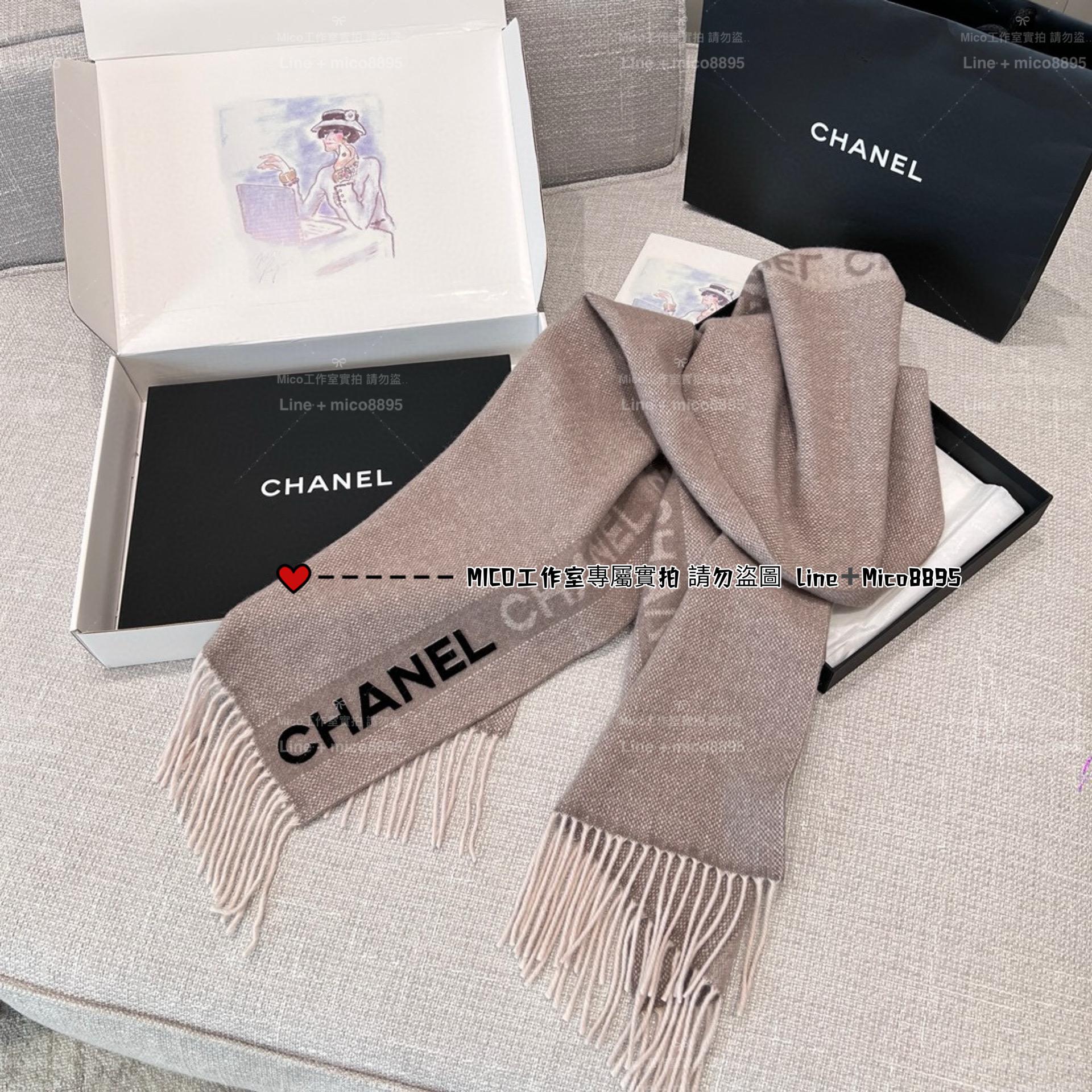 高訂版｜CHANEL 低調簡約款 卡其色流蘇《簽名字母圍巾》
