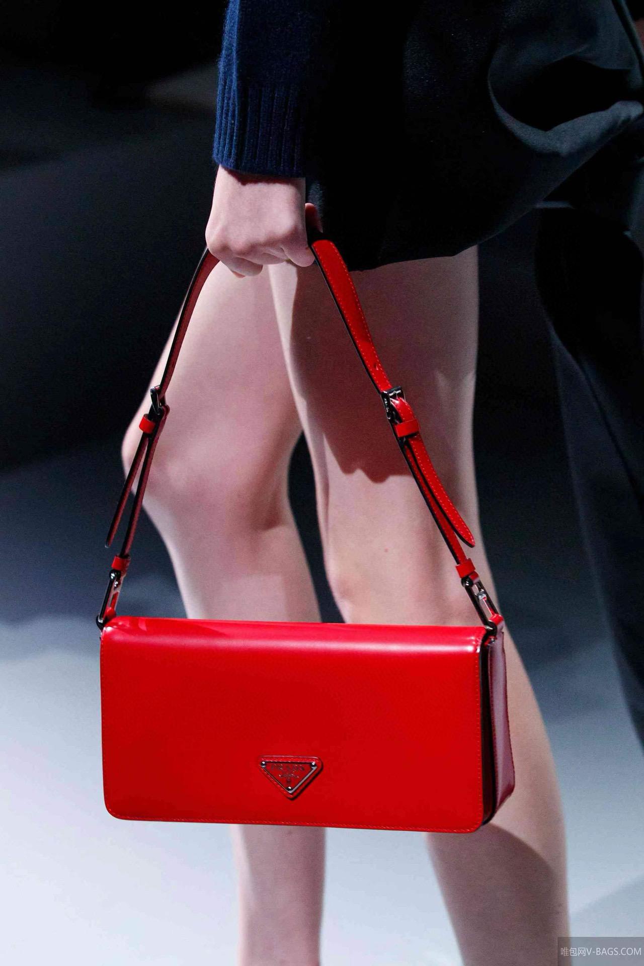 PRADA 紅色/黑色/白色 亮面光滑皮革法棍腋下包/Box肩背包 26cm