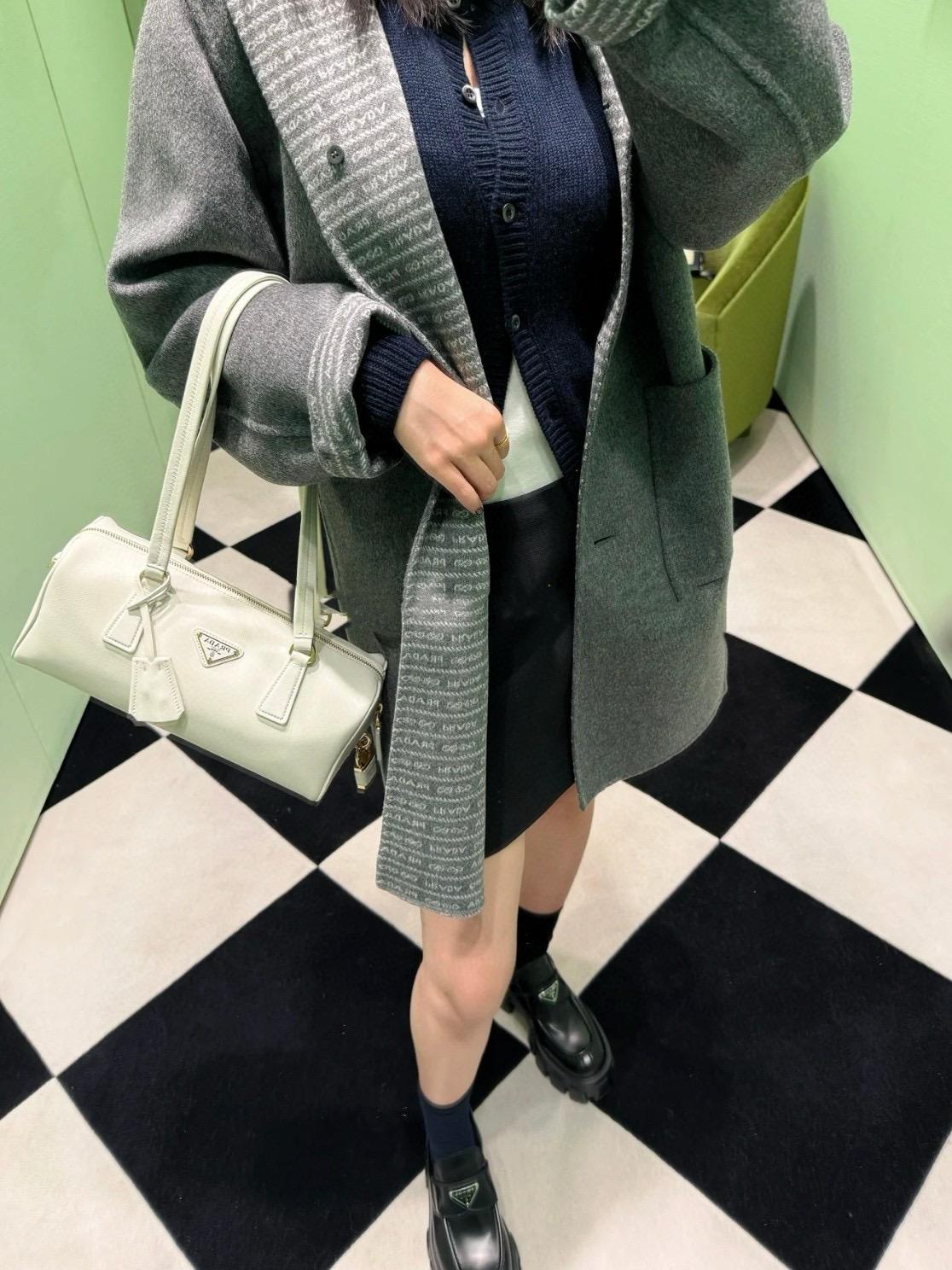 PRADA 早春款 黑色/白色 Soft Grain 法棍腋下包/圓筒包 29cm