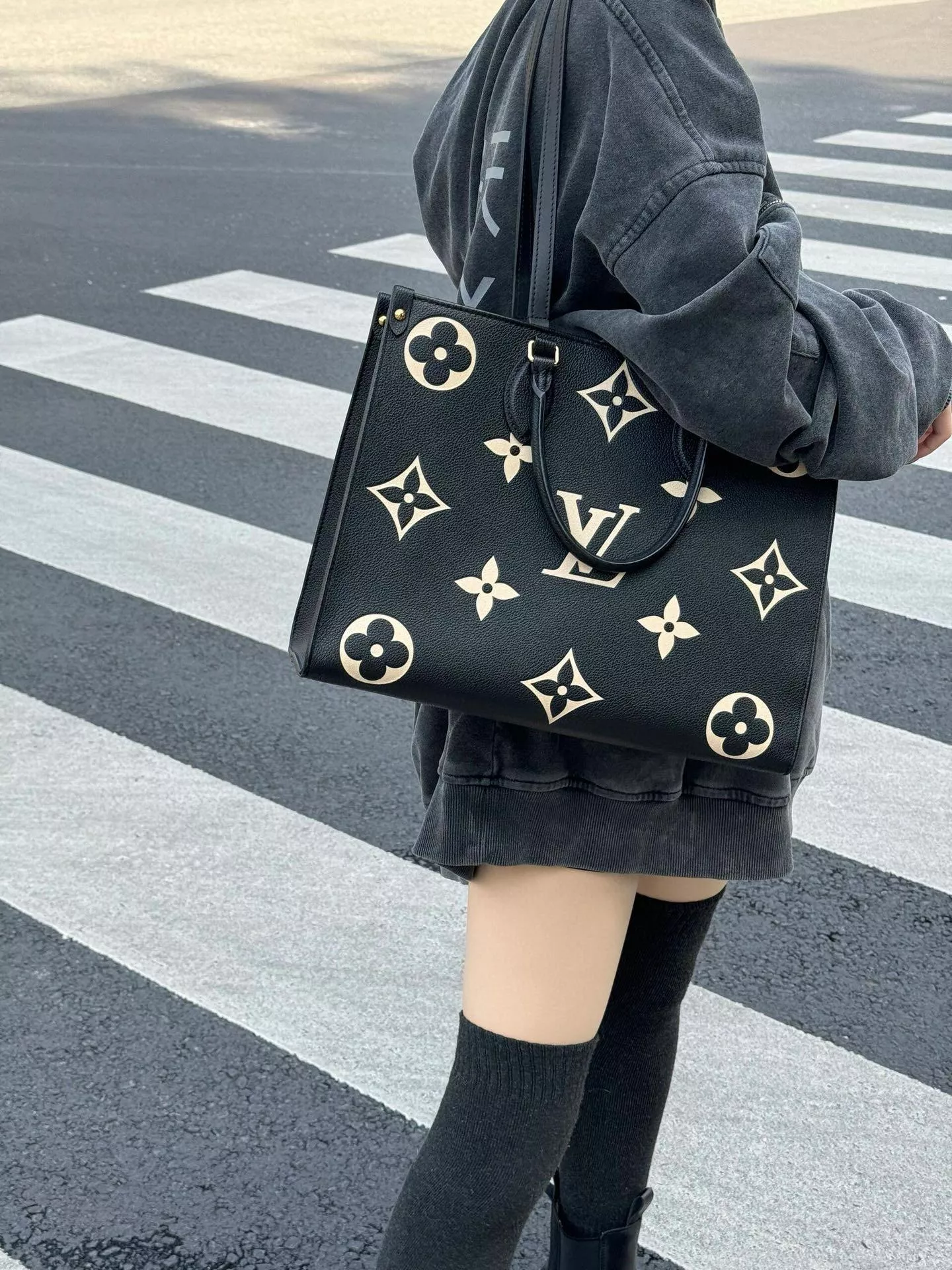 LV 黑色絲印 ONTHEGO 中號手袋 M45495 肩背購物袋 手提 35cm