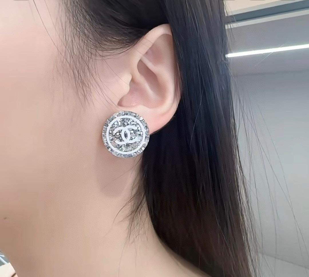 Chanel 25早春款 25C 圓形透明壓克力銀色亮片耳環