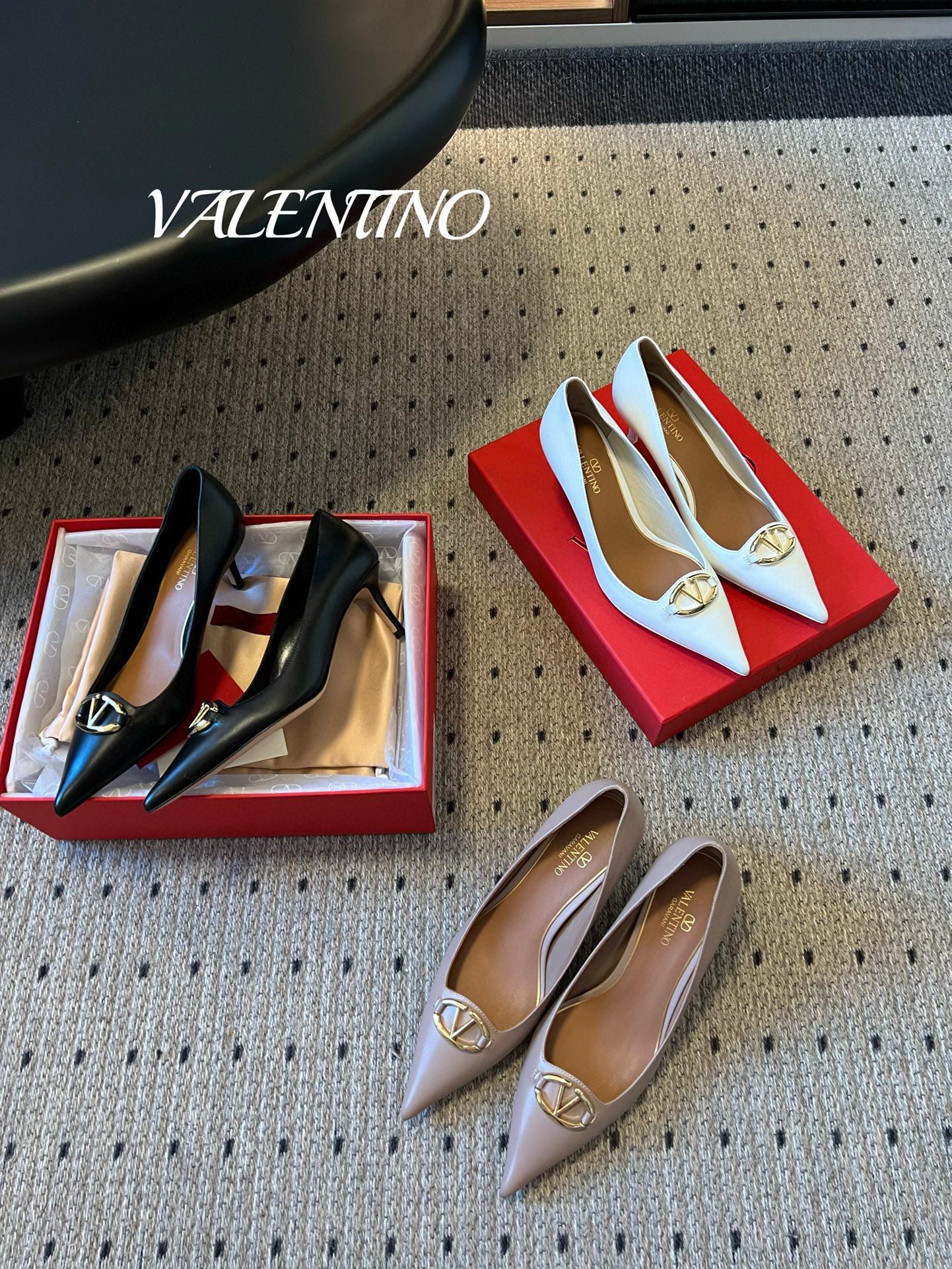 Valentino 簡約款 鞋面金屬V釦尖頭高跟鞋 跟高6cm 三色 可訂製34 35-39