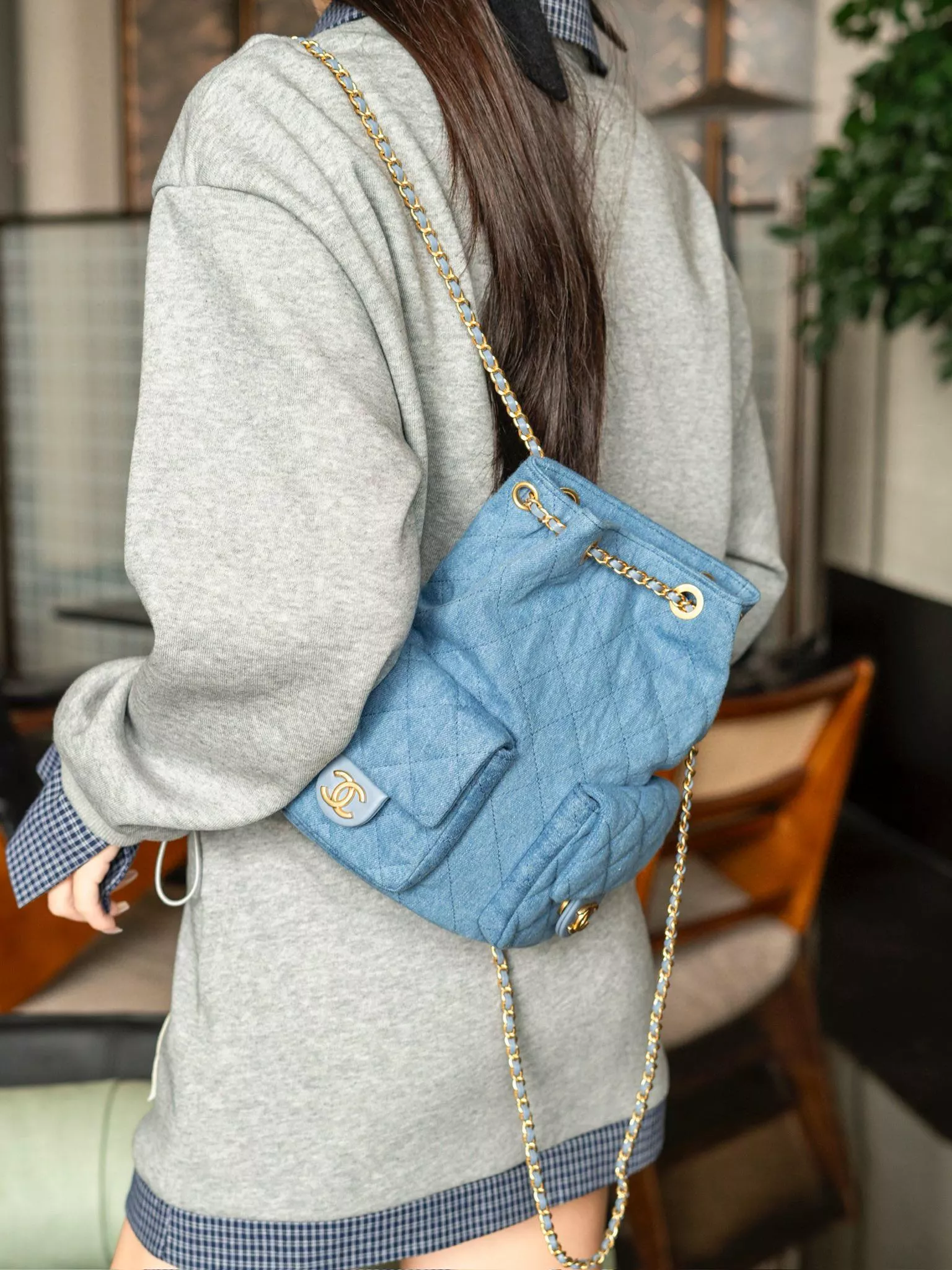CHANEL 小香 25c 早春款 淺牛仔布復古抽繩雙肩包 24.5cm