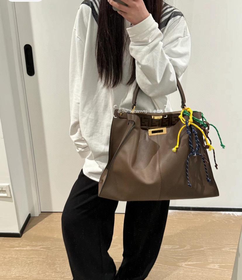 FENDI 芬迪 大號 peekaboo X-LlTE 卡其色/黑色 小牛皮配老花FF內袋 配以織布肩帶 35cm