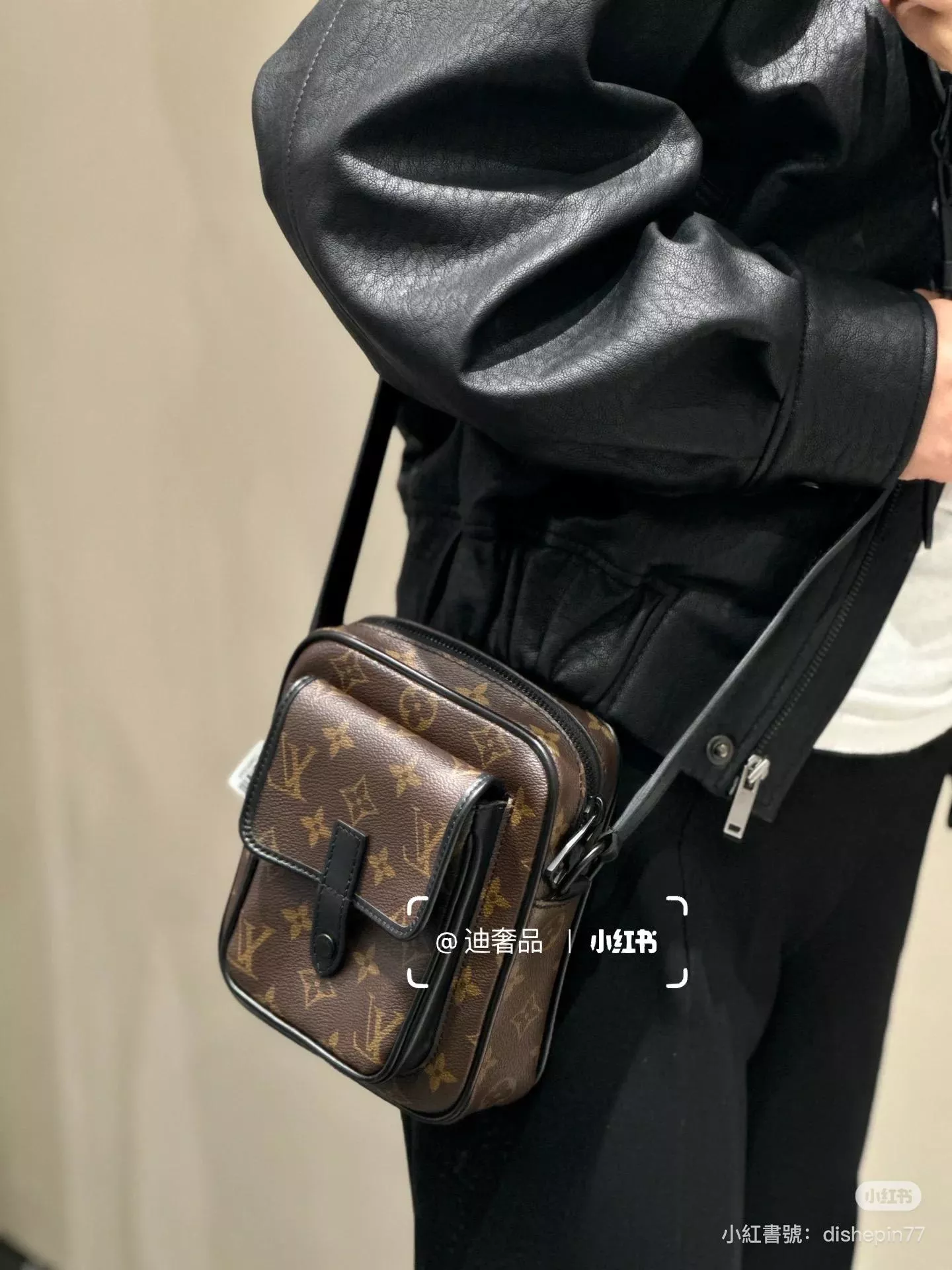 LV Christopher迷你手袋 m69404 男女同款小方包/斜挎包/相機包 15*17cm