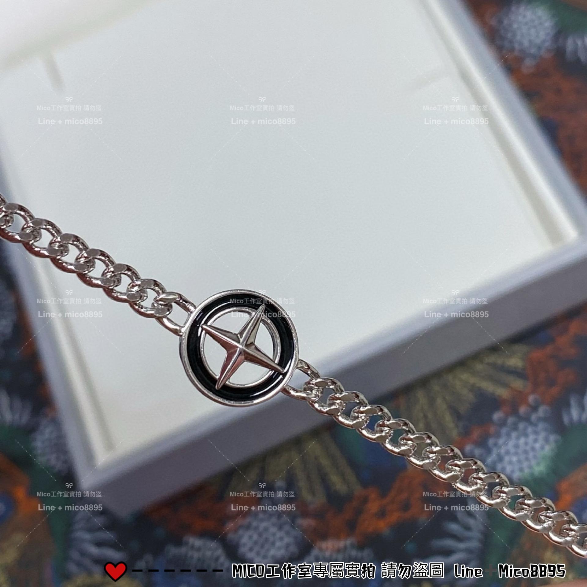 DIOR 情侶款 D x Stone lsland的聯名系列作品項鍊