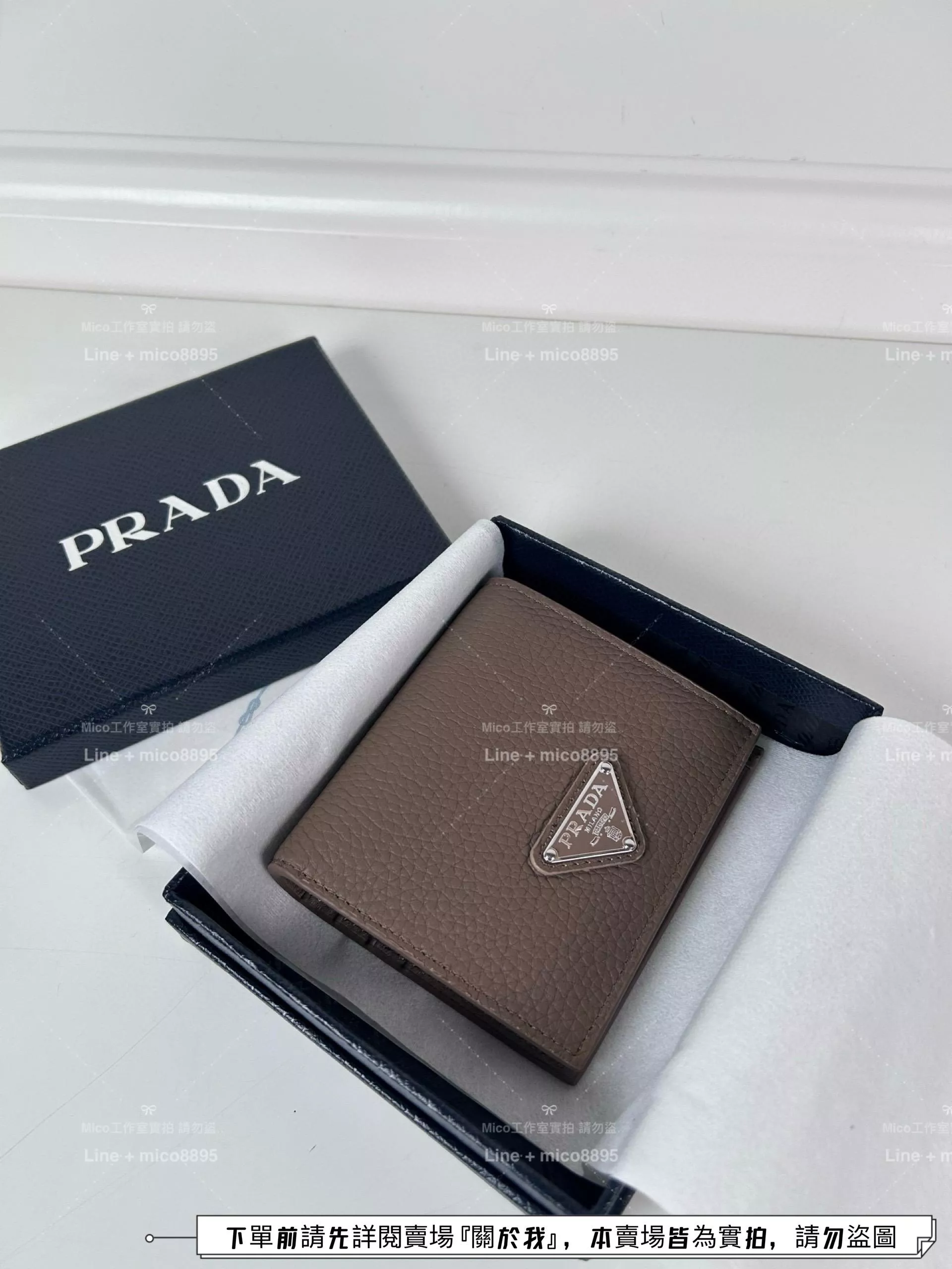 PRADA 灰色鹿皮 銀色三角標兩折短夾 男款錢包