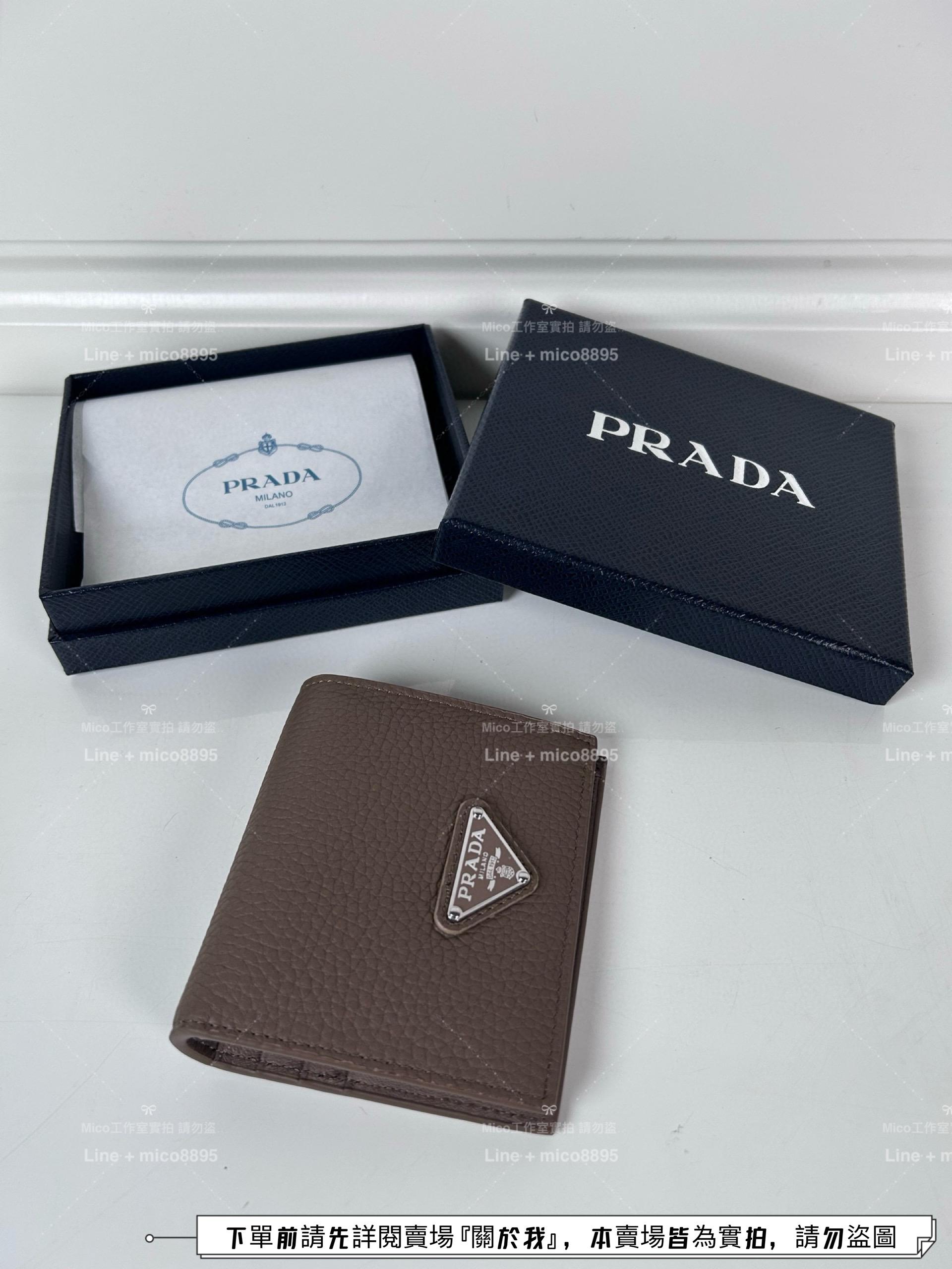 PRADA 灰色鹿皮 銀色三角標兩折短夾 男款錢包