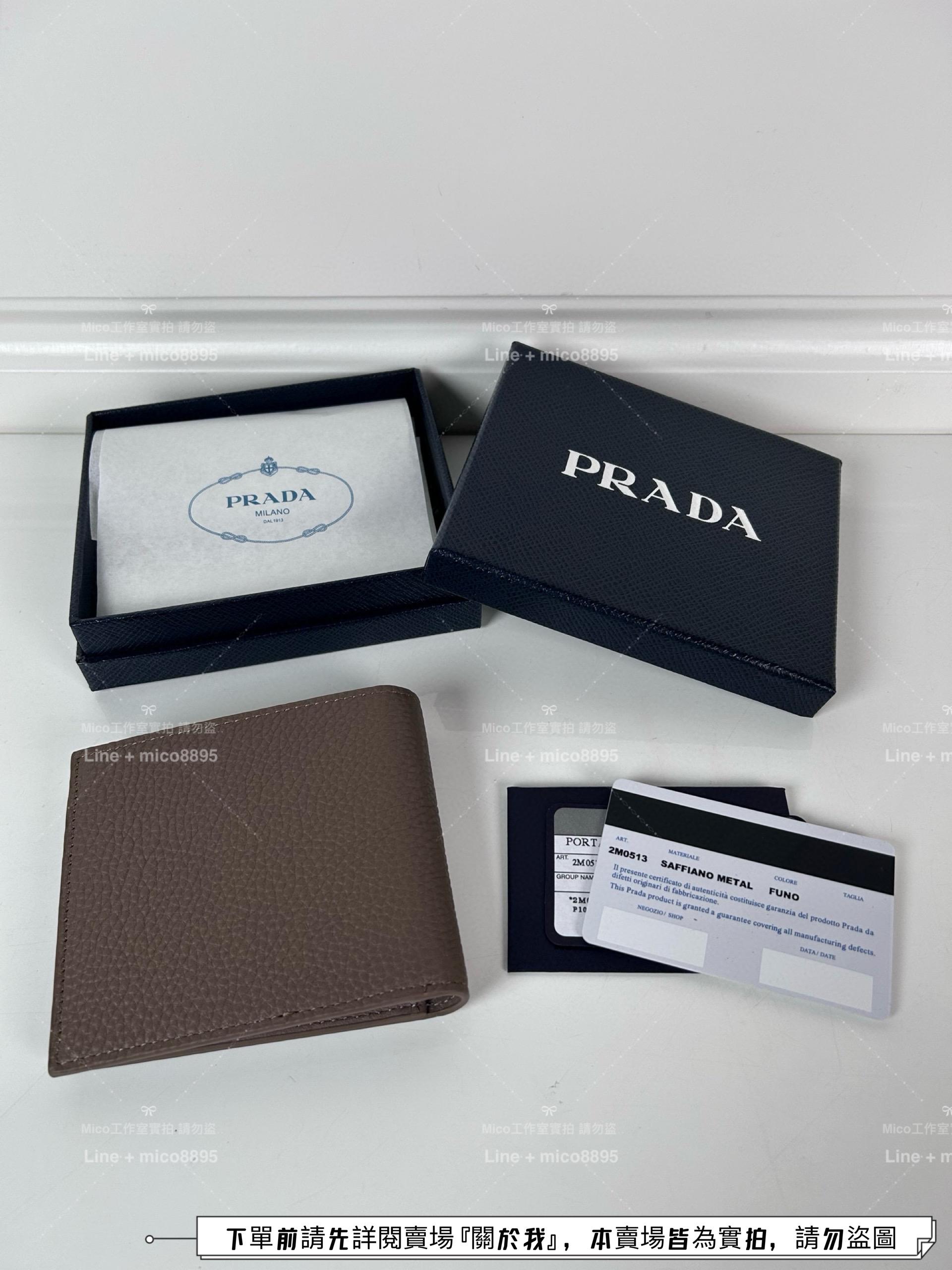 PRADA 灰色鹿皮 銀色三角標兩折短夾 男款錢包