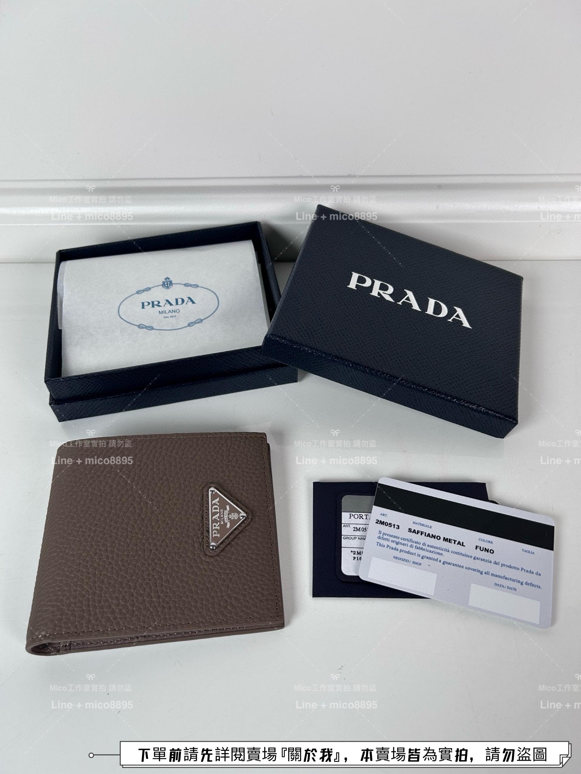 PRADA 灰色鹿皮 銀色三角標兩折短夾 男款錢包