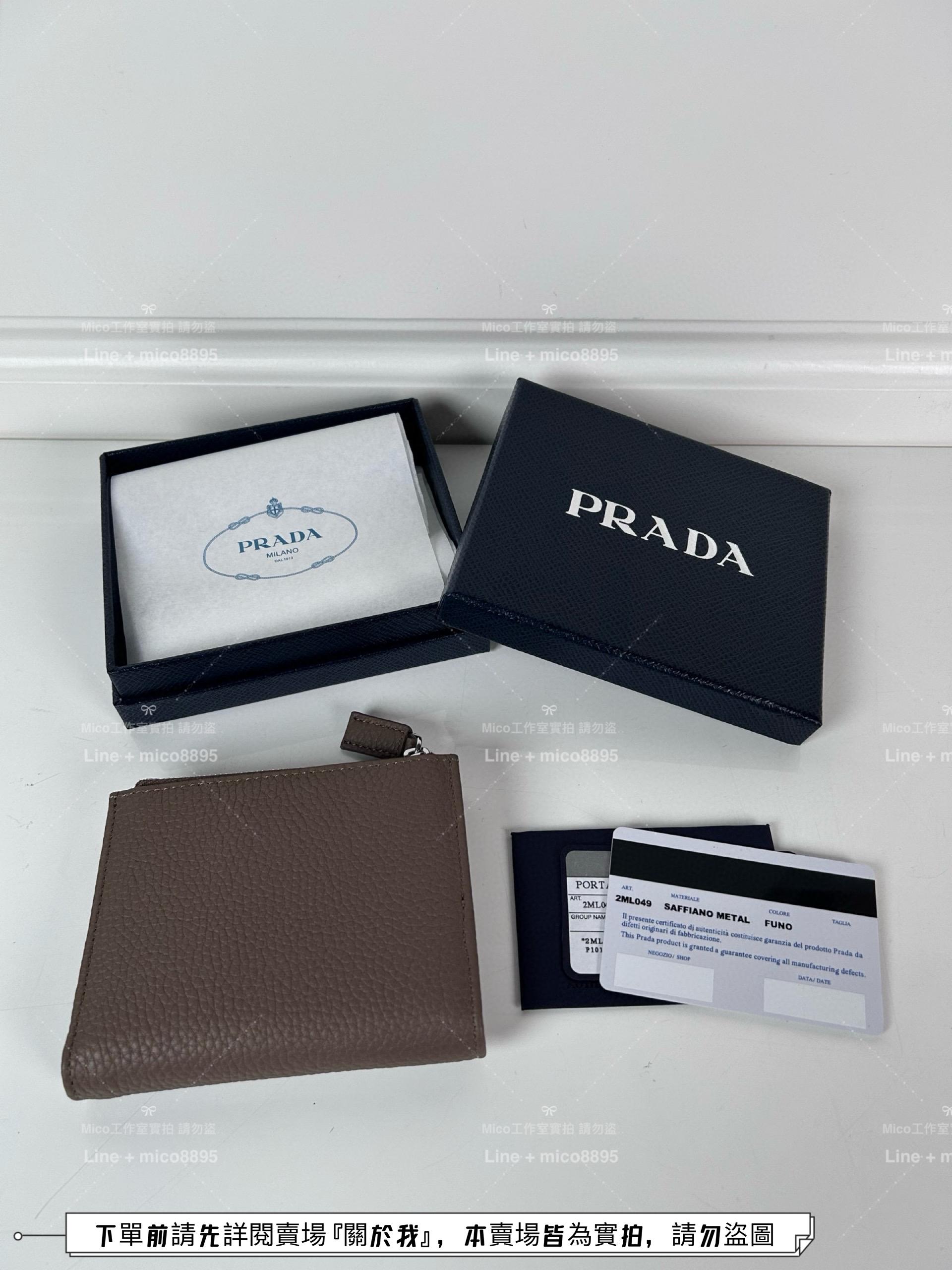 PRADA 灰色鹿皮 銀色三角標 拉鍊零錢包 兩折短夾