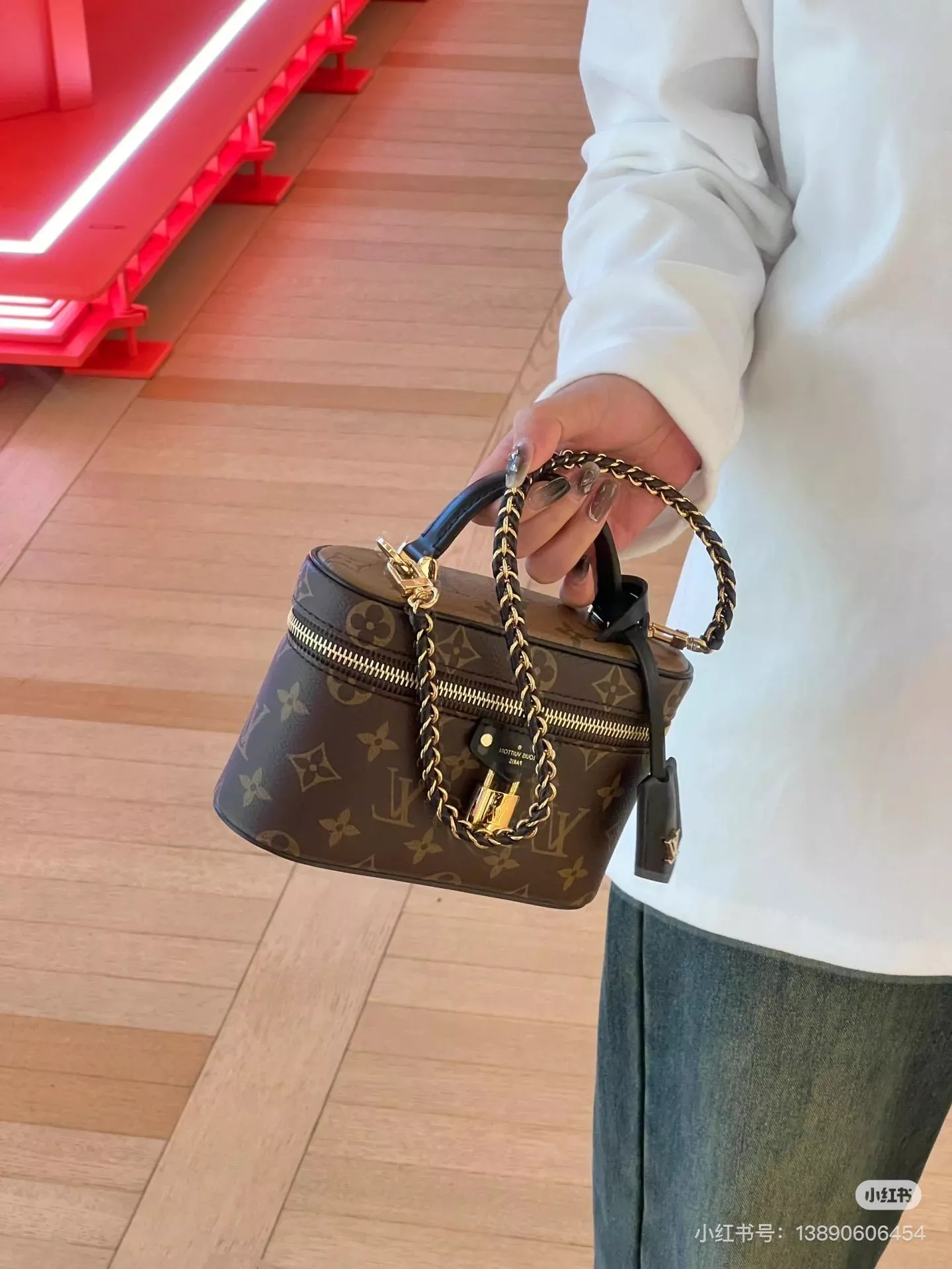 LV 鏈條化妝包 VANITY CHAIN POUCH手袋 M47125 尺寸：11.5x 6.5x 19cm