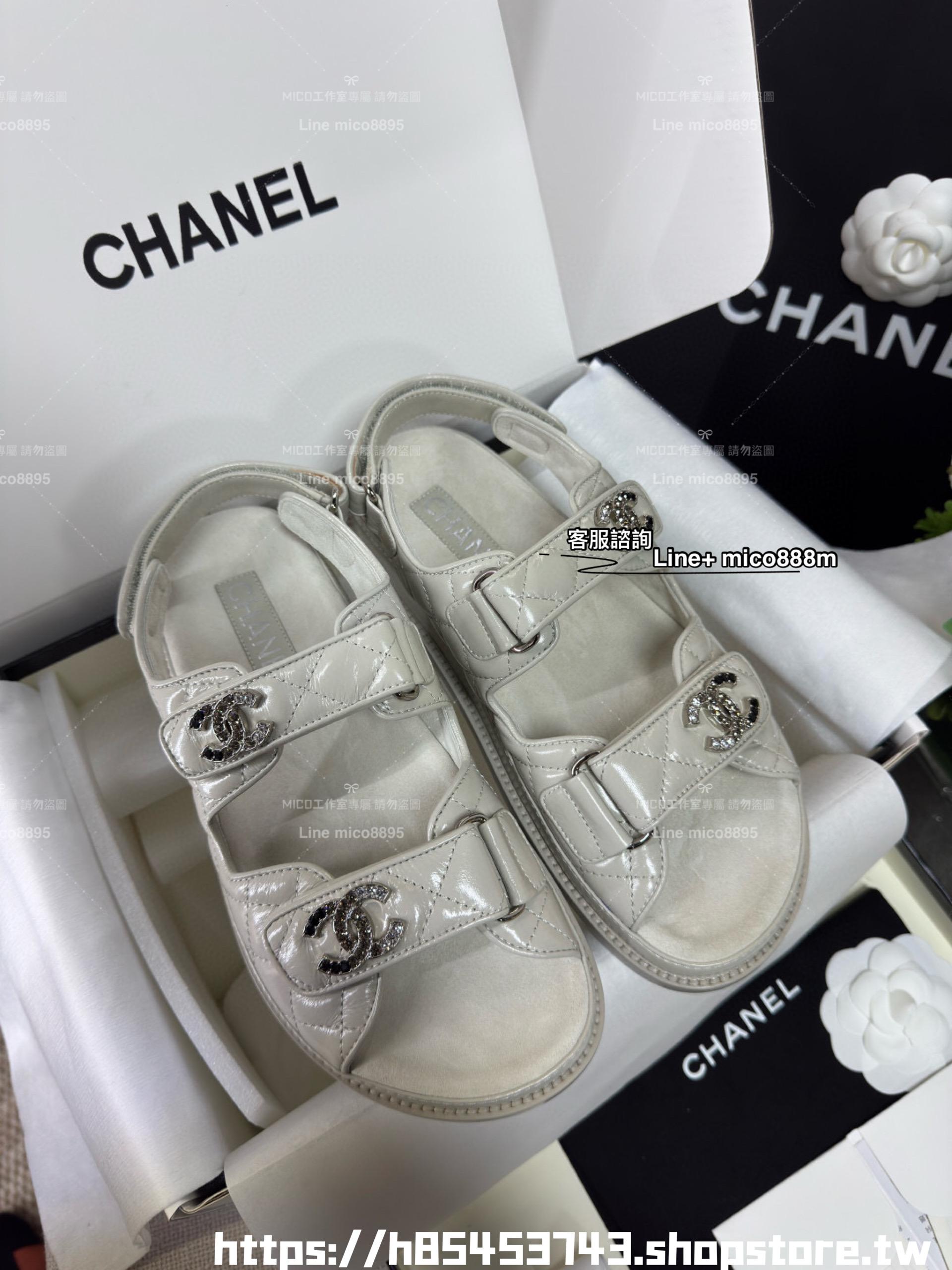 CHANEL丨黑色/灰白色 涼鞋款 小香25P油蠟皮革/麂皮底鴛鴦水鑽釦沙灘魔術貼涼鞋 35-40