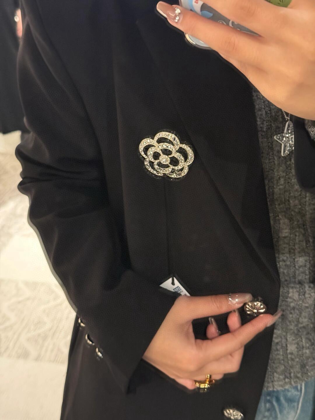 CHANEL | 經典山茶花款 施華洛世奇水鑽胸針/配件 銀色/淡金色兩色