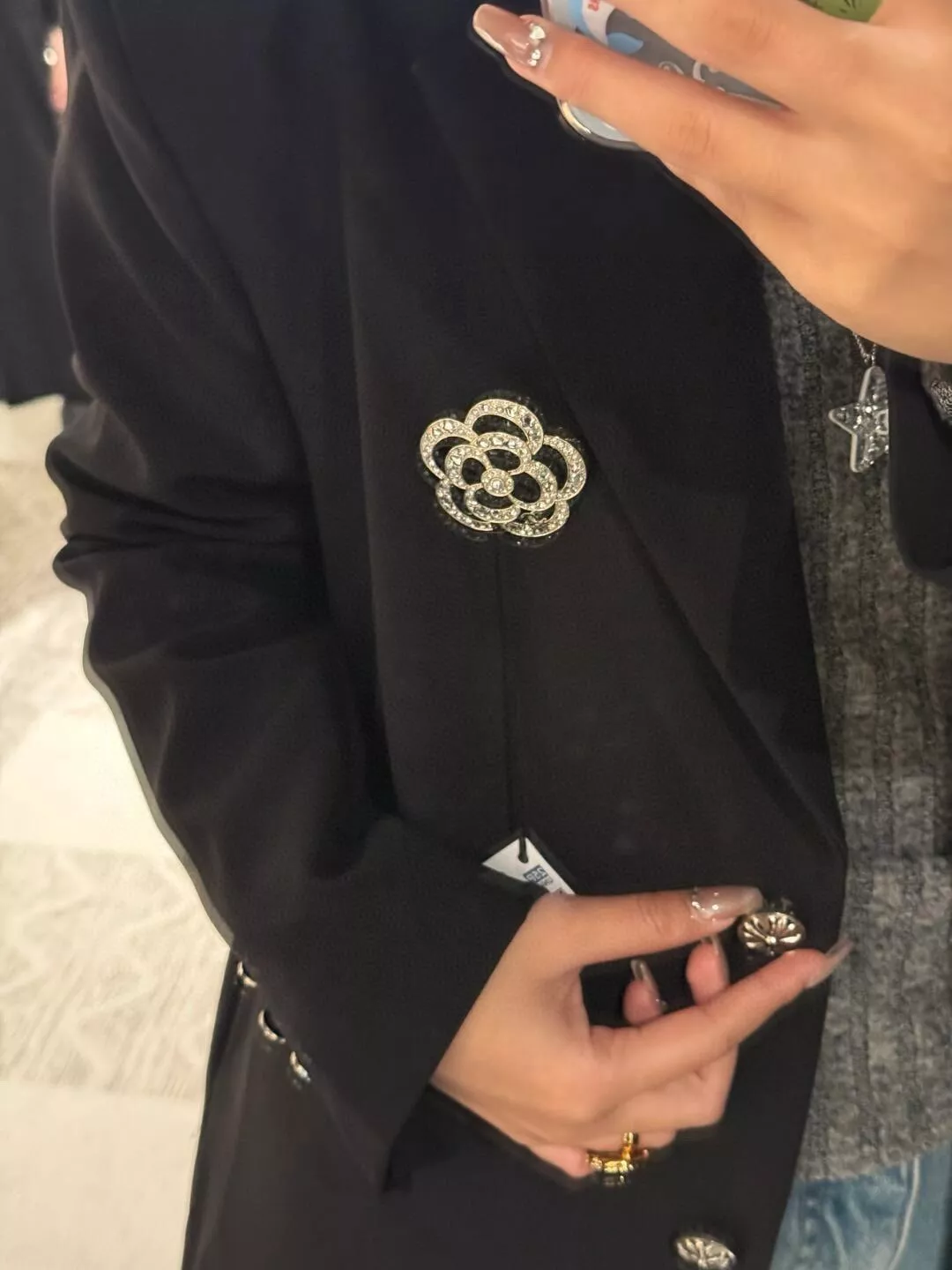 CHANEL | 經典山茶花款 施華洛世奇水鑽胸針/配件 銀色/淡金色兩色