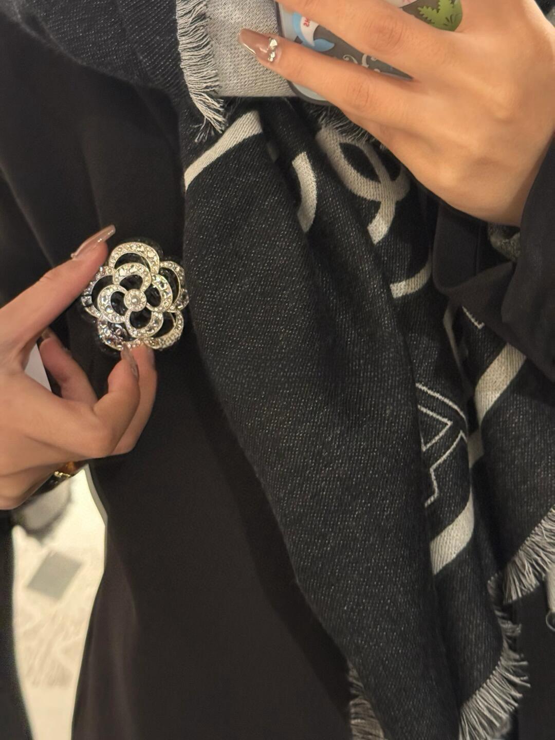 CHANEL | 經典山茶花款 施華洛世奇水鑽胸針/配件 銀色/淡金色兩色