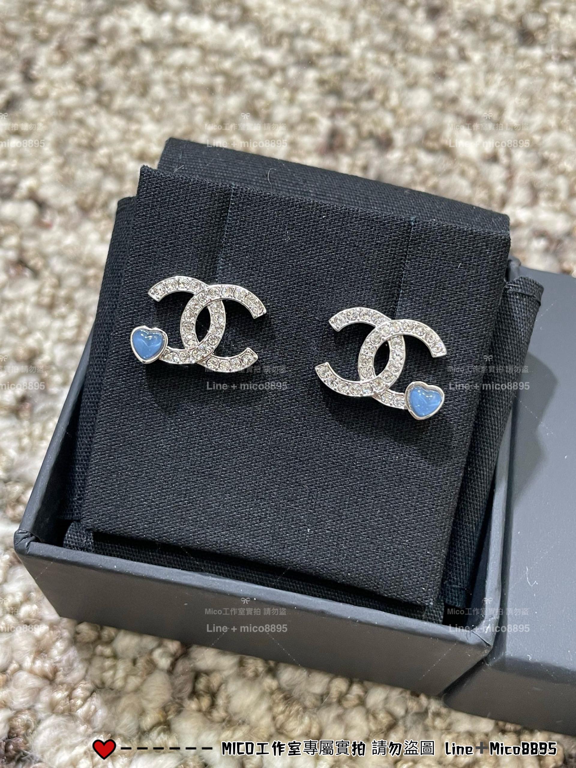 CHANEL | 基礎佩戴款 25C 藍色愛心拼接銀色雙C耳釘/耳環