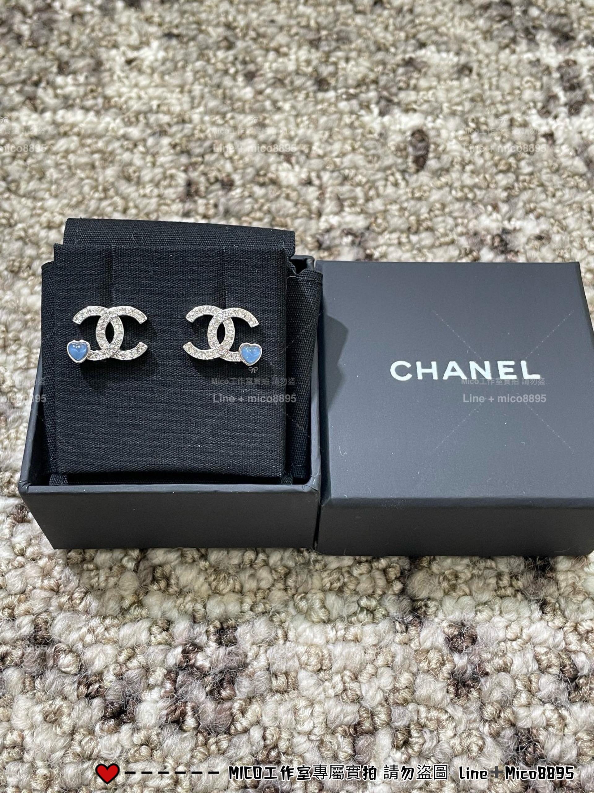 CHANEL | 基礎佩戴款 25C 藍色愛心拼接銀色雙C耳釘/耳環